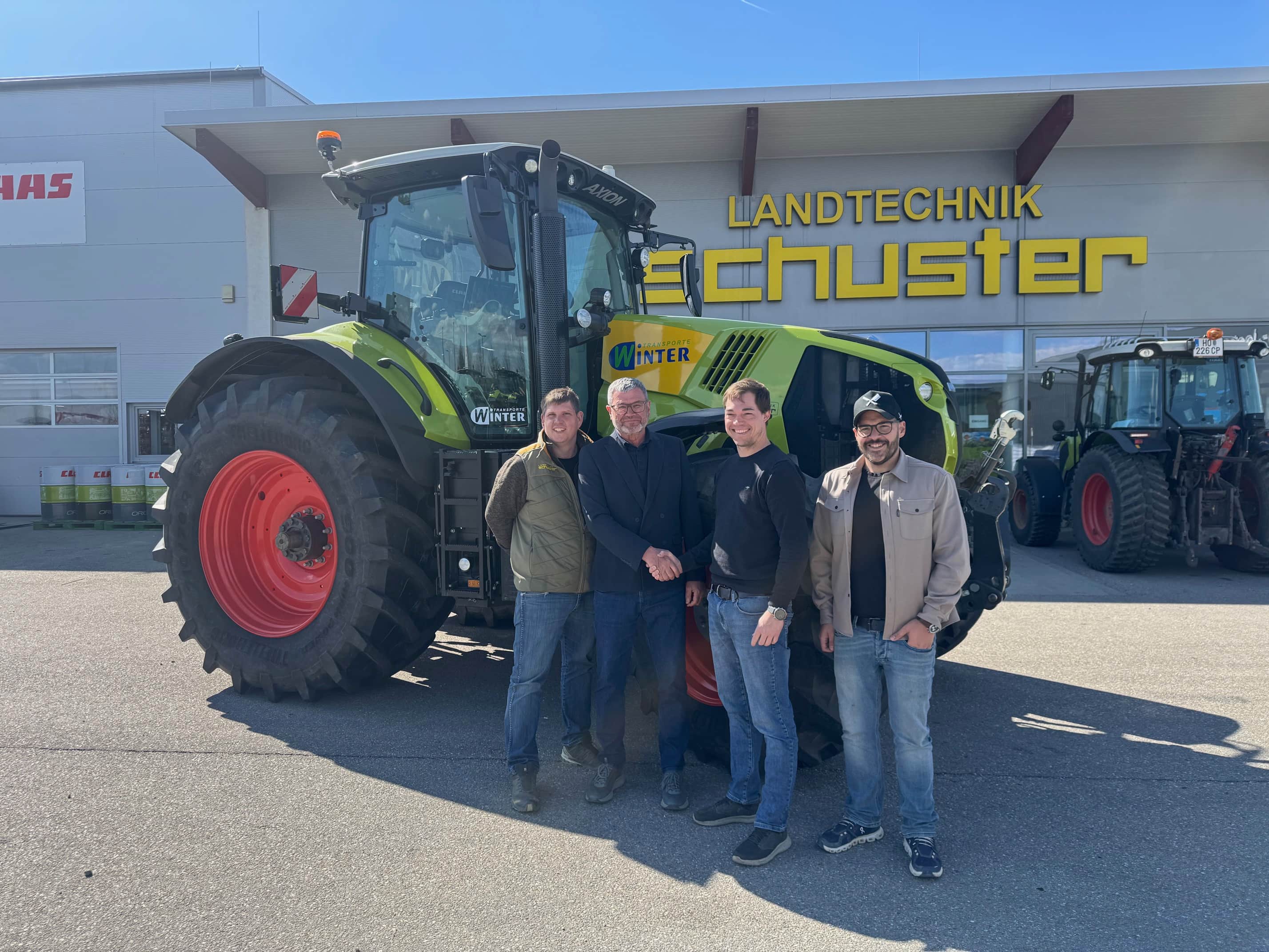 persönliche Übergabe CLAAS Axion 830 CMATIC an Winter Transporte