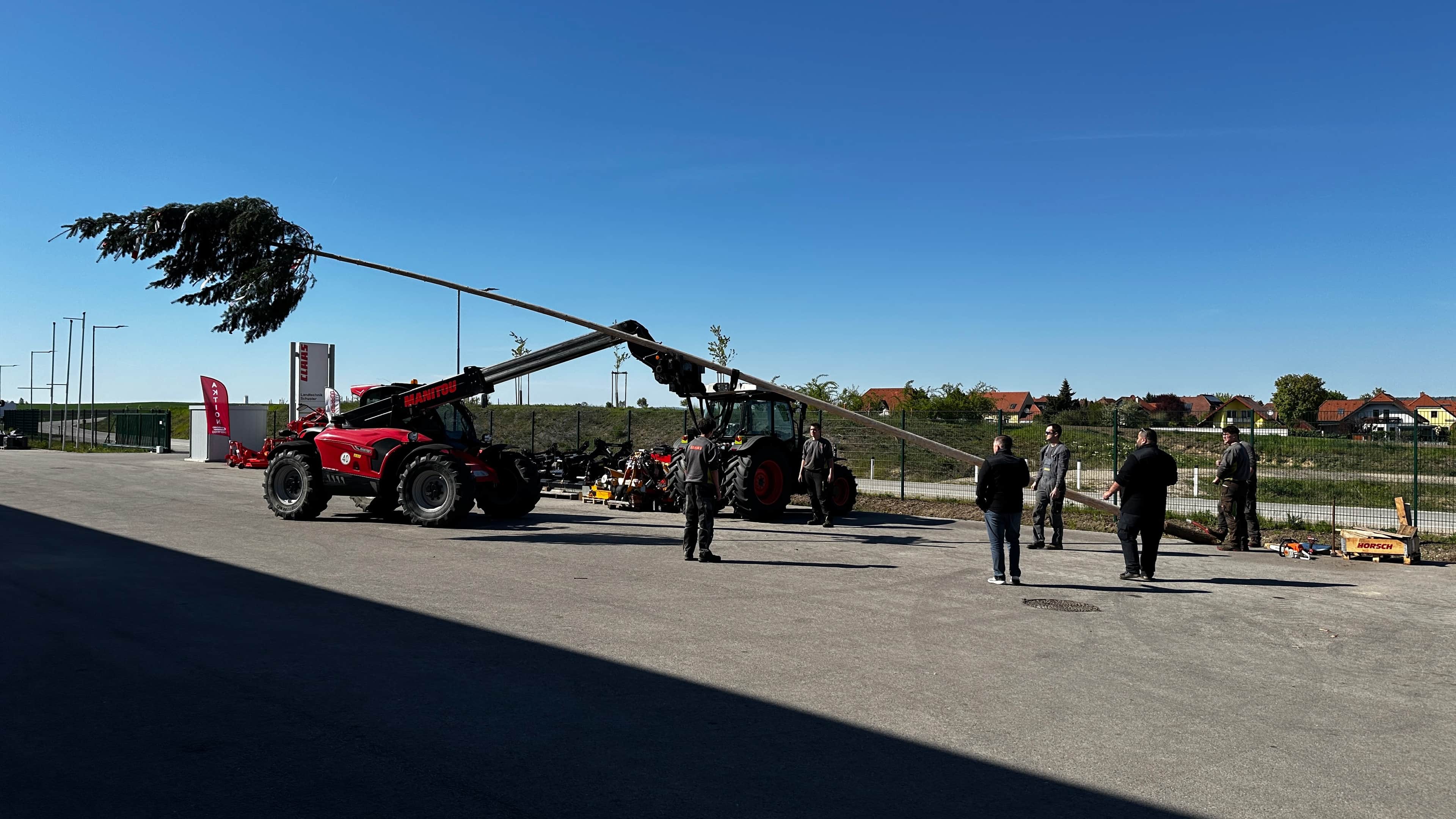 Landtechnik Schuster Maibaum aufstellen, eine Tradition die Teamgeist erfordert