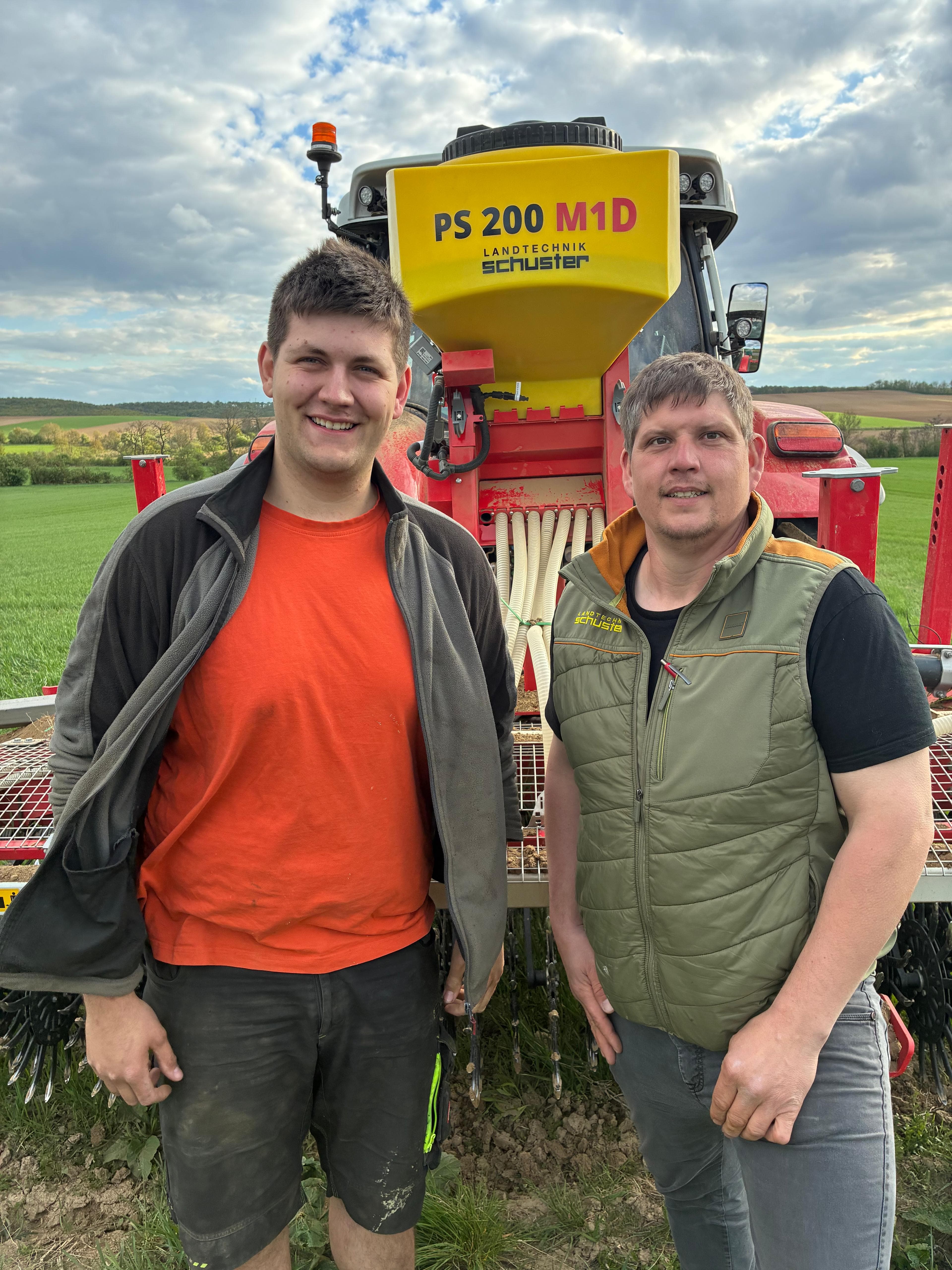 persönliche Übergabe bei Landtechnik Schuster, Matthias Hans mit seinem APV PS 200