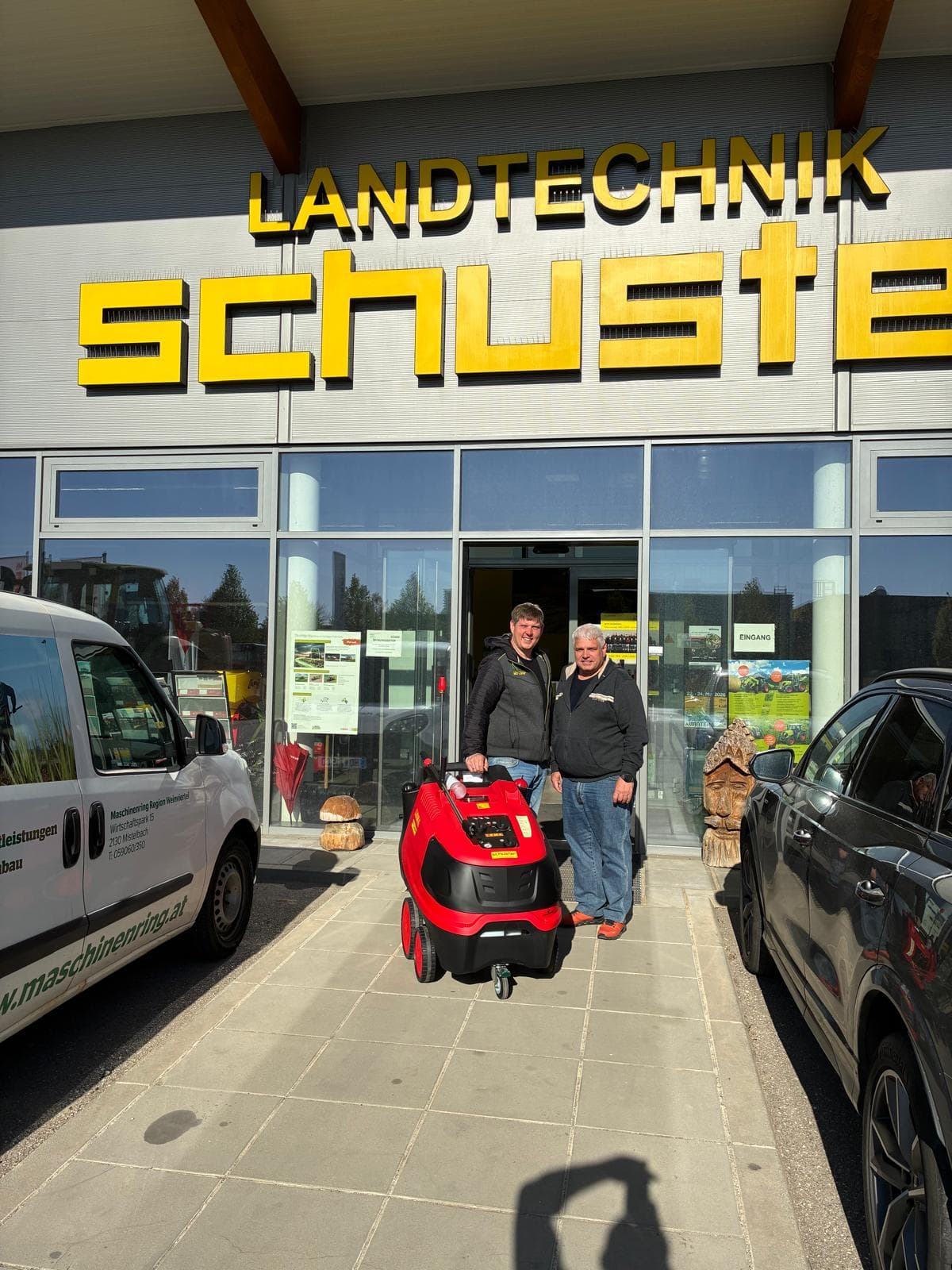 persönliche Übergabe bei Landtechnik Schuster an Markus Fally den Lema Red Power 13/180