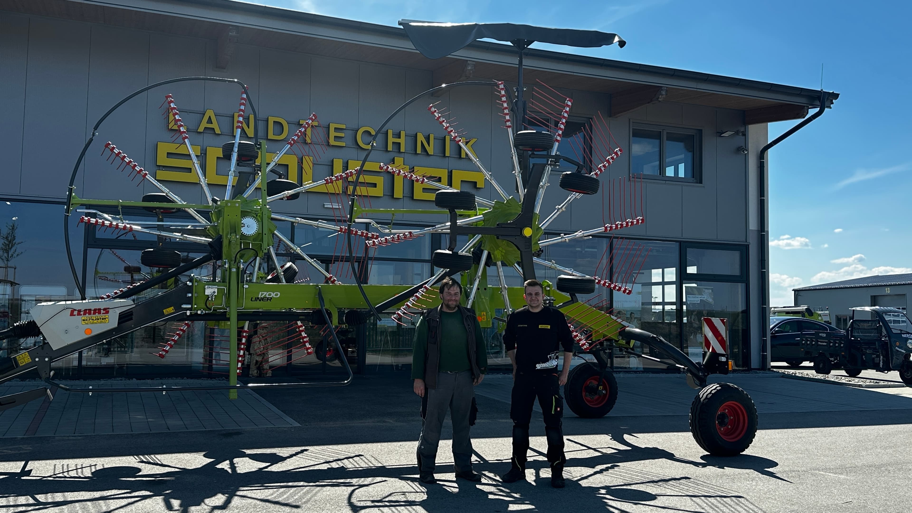 Übergabe bei Landtechnik Schuster an Familie Loyer. Sie haben einen CLAAS Liner 1700.