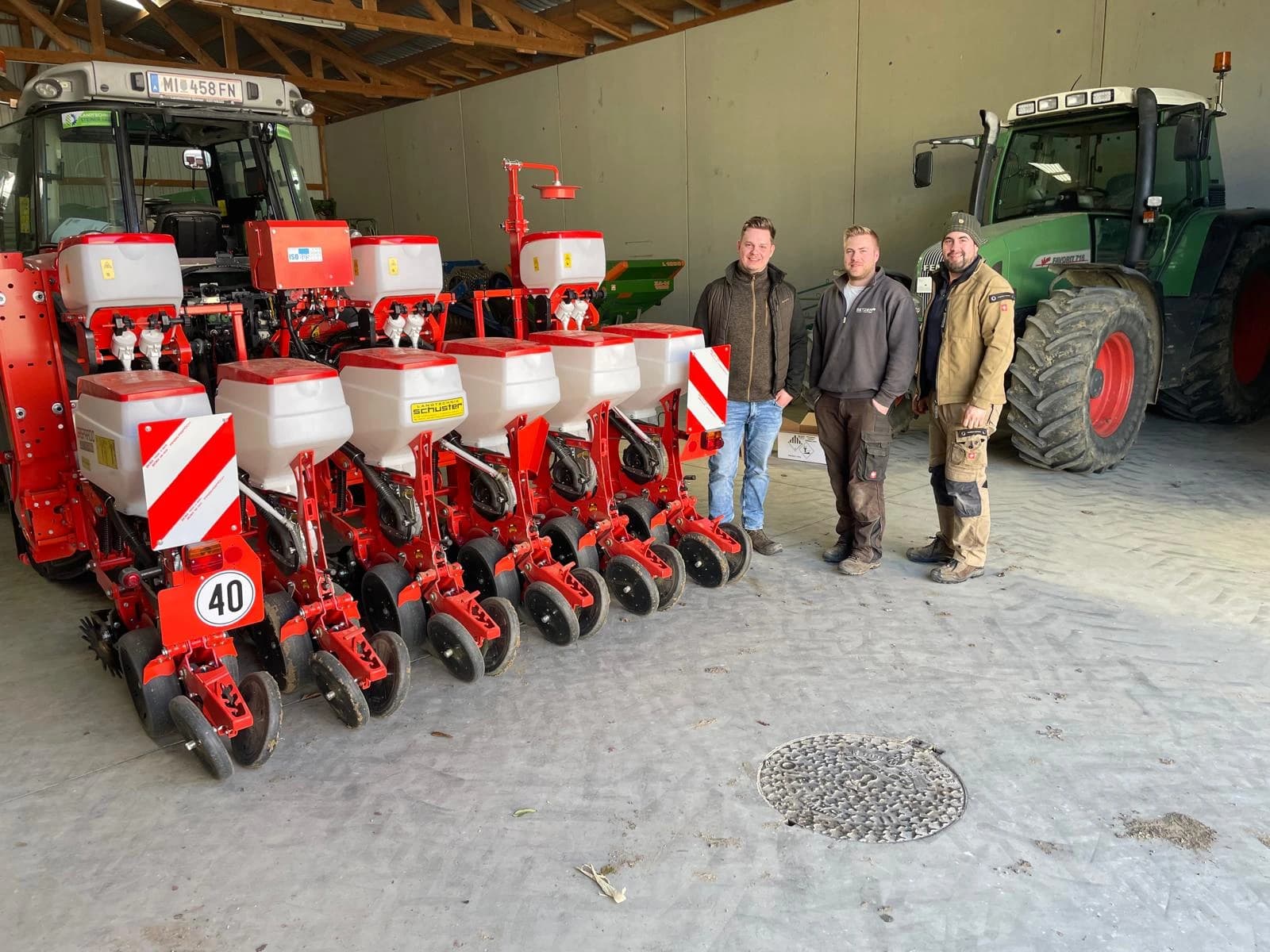 Landtechnik Schuster übergibt an Familie Pribitzer und Pall die neue Gaspardo Magica 6-reihig Isotronic, präzise Einzelkornsätechnik für professionellen und effizienten Ackerbau.