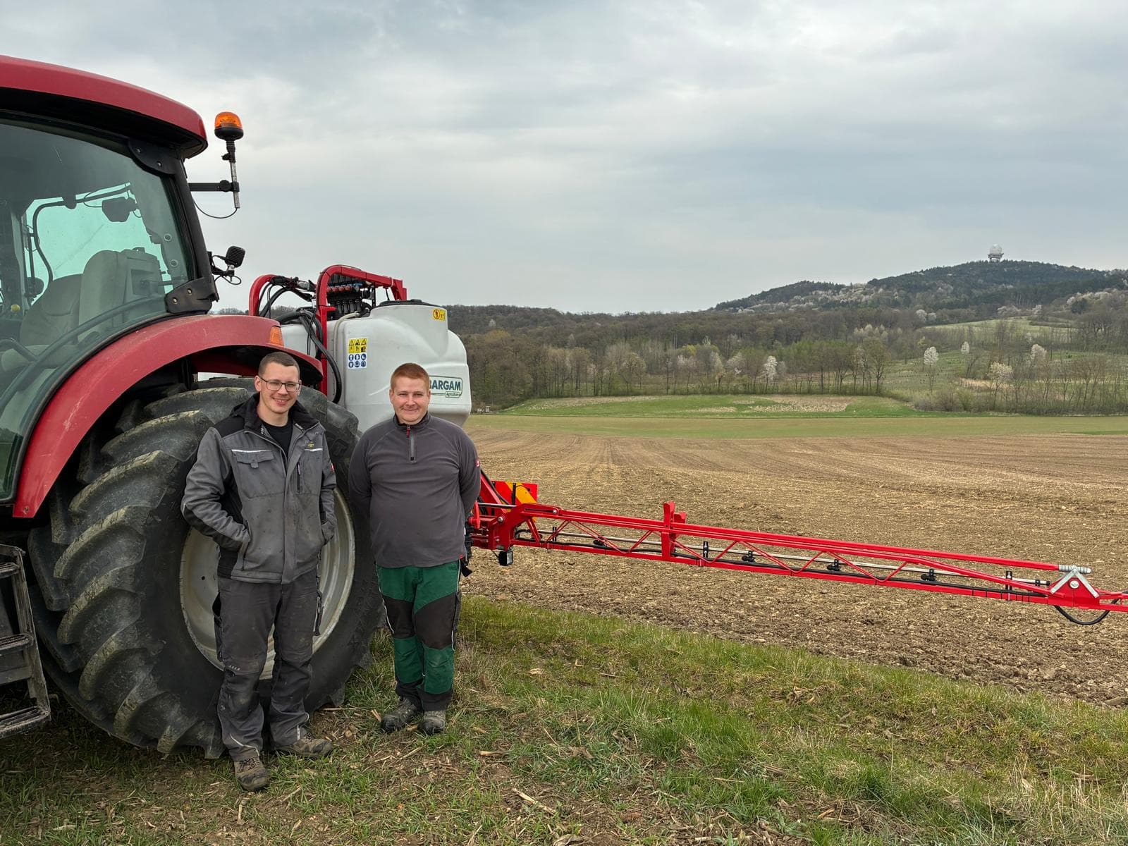 Landtechnik Schuster übergibt Bargam 1300l an Familie Rötzer
