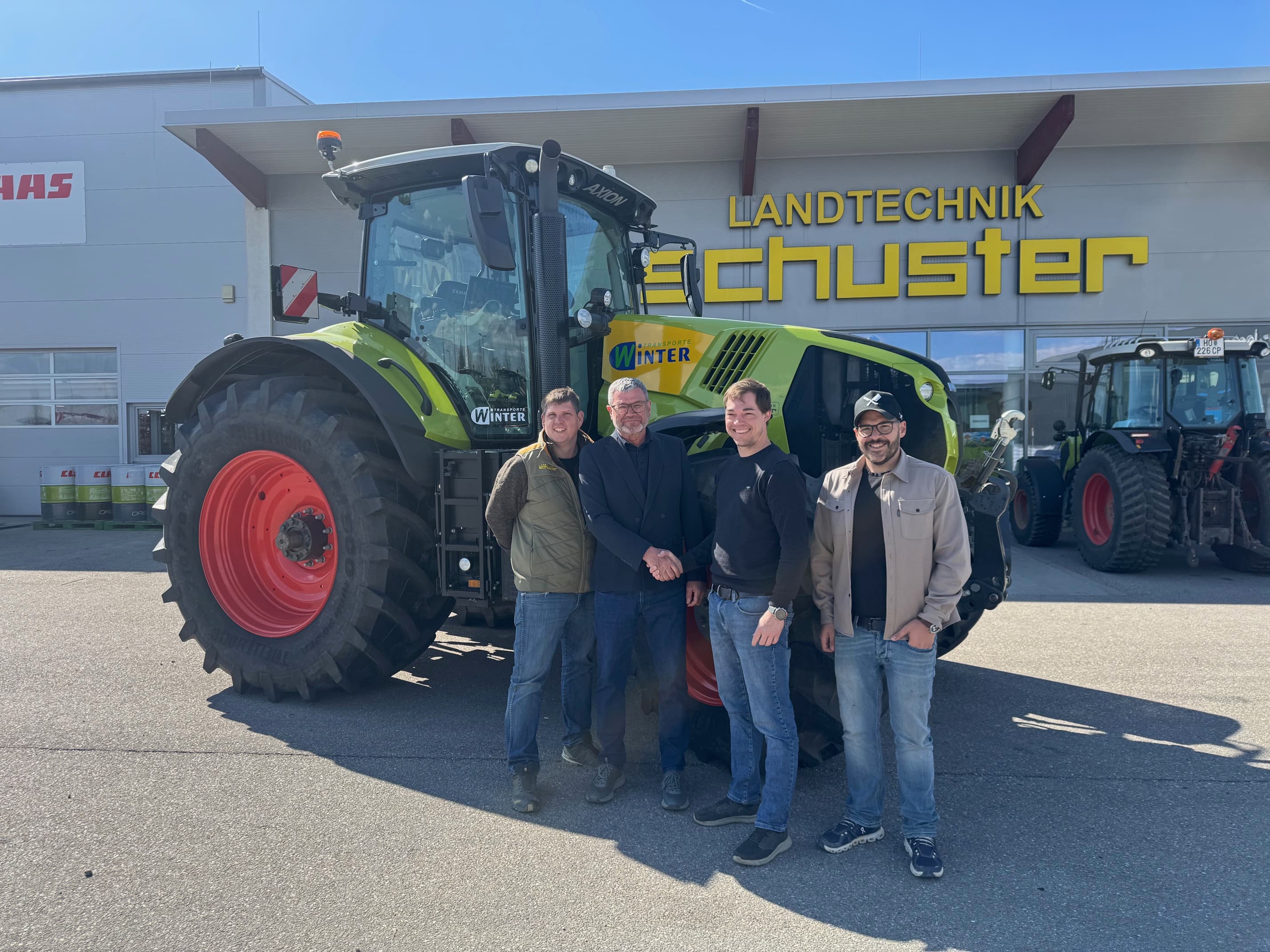 persönliche Übergabe CLAAS Axion 830 CMATIC an Winter Transporte