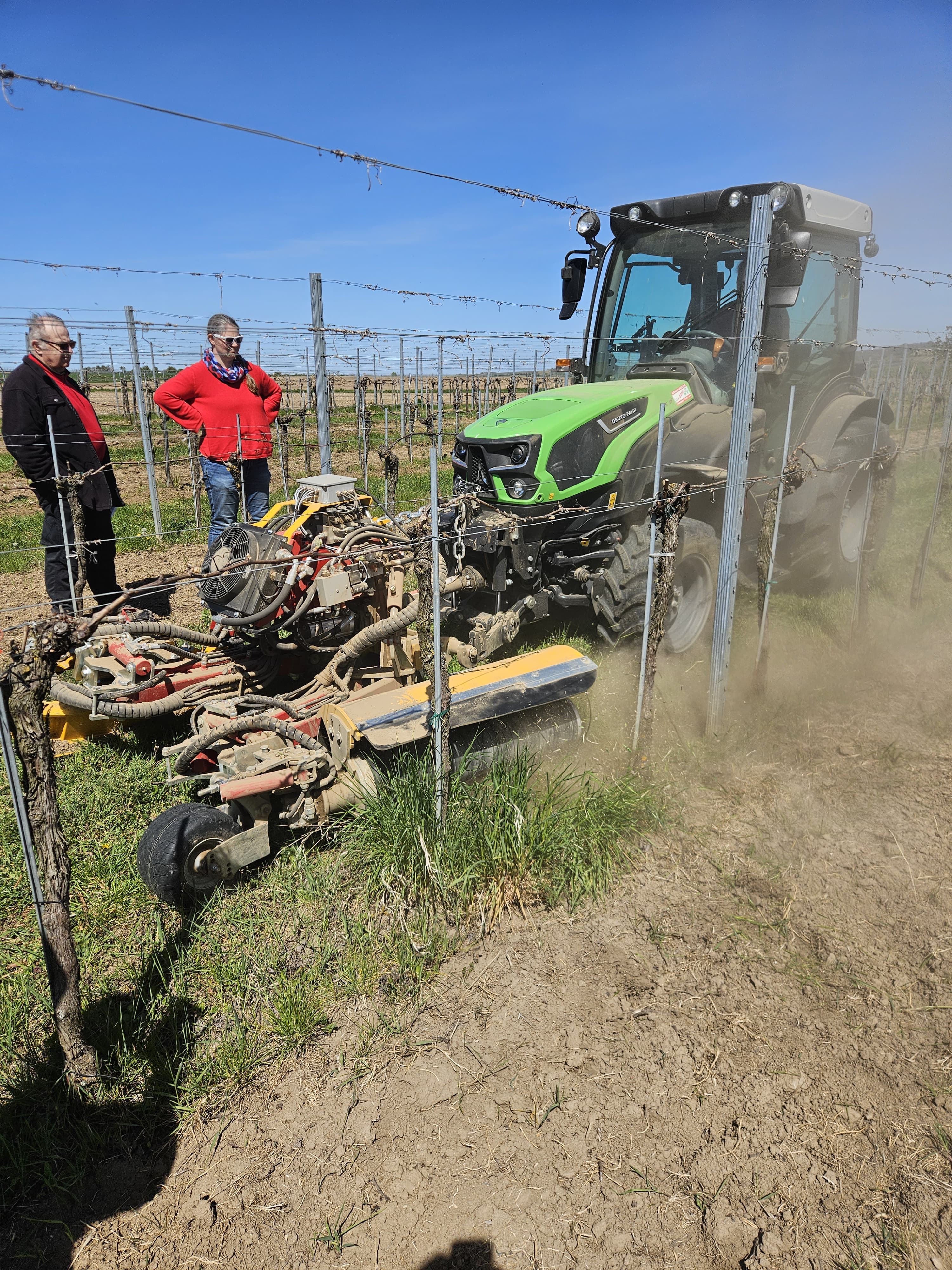 Ilmer Vorführung in Großriedenthal: Traktor mit Ilmer Geräteträger Vario Front, Krümler und Fadenmäher im Einsatz bei strahlendem Wetter