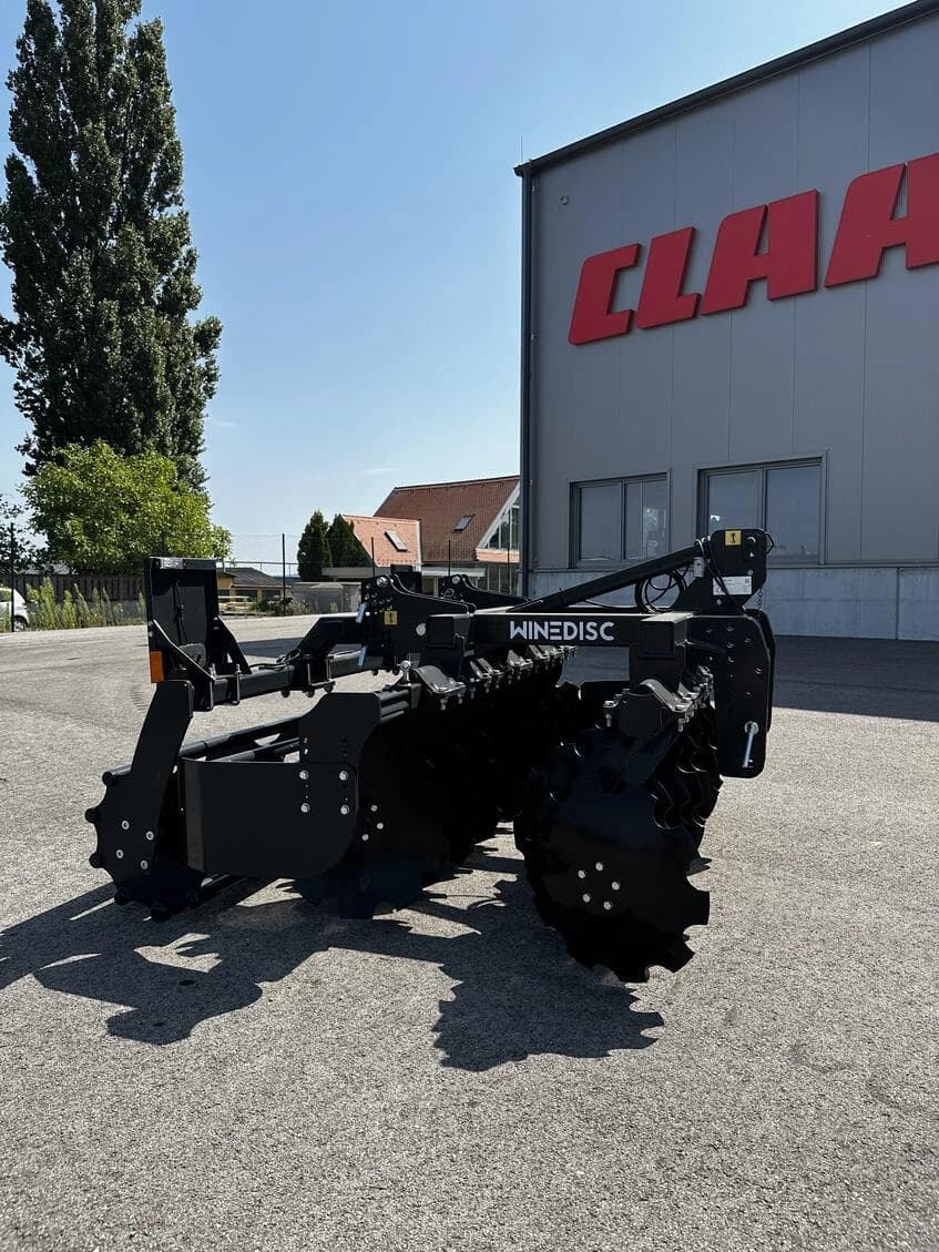 Agroland Winedisc – kompakte Kurzscheibenegge für die Bodenbearbeitung im Weinbau und Obstbau, mit gezackten OFAS-Scheiben und Rohrstabwalze. 