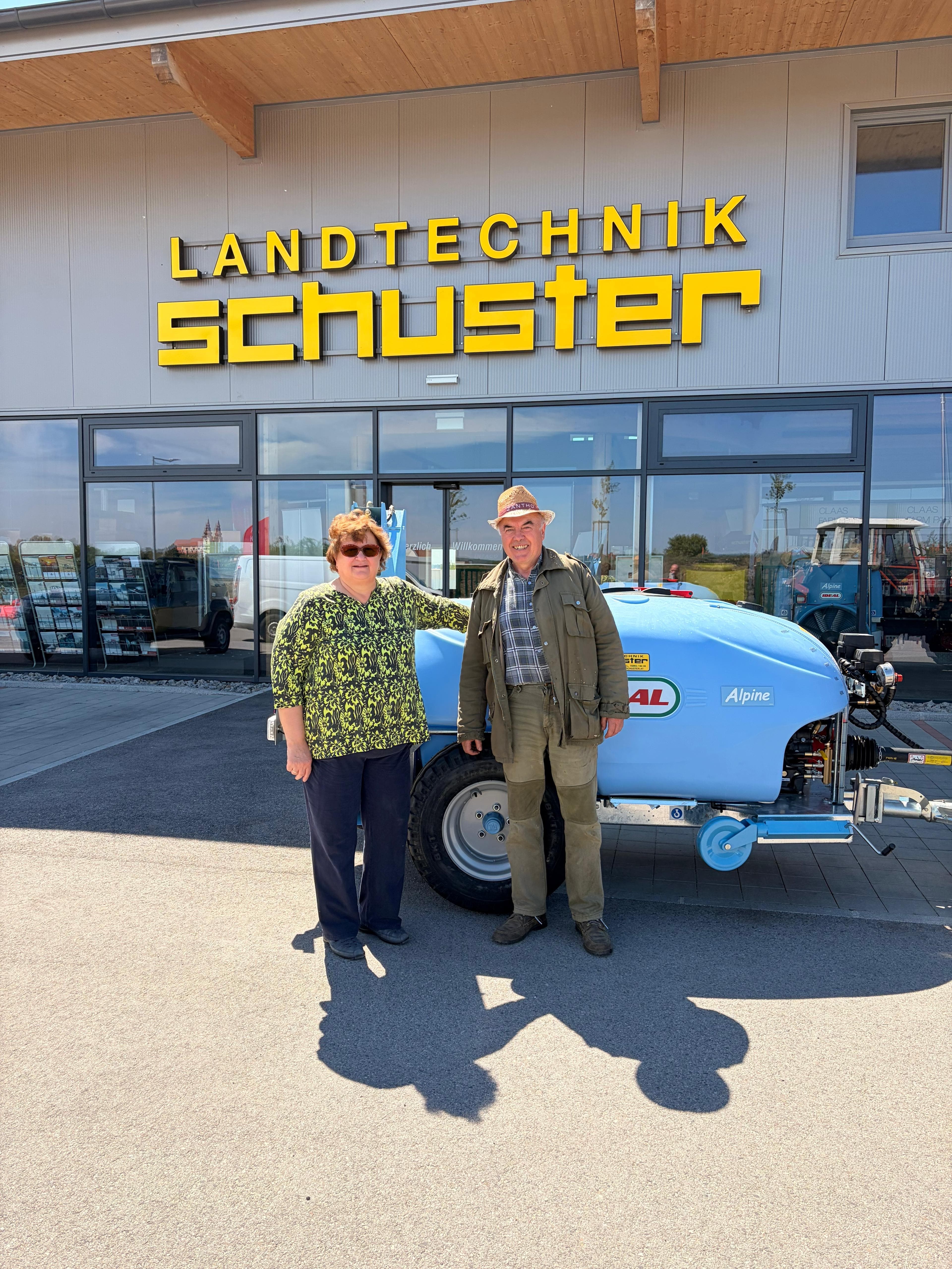 Bei Landtechnik Schuster wurde an Familie Hochmayer die Ideal Alpine 1000 übergeben.