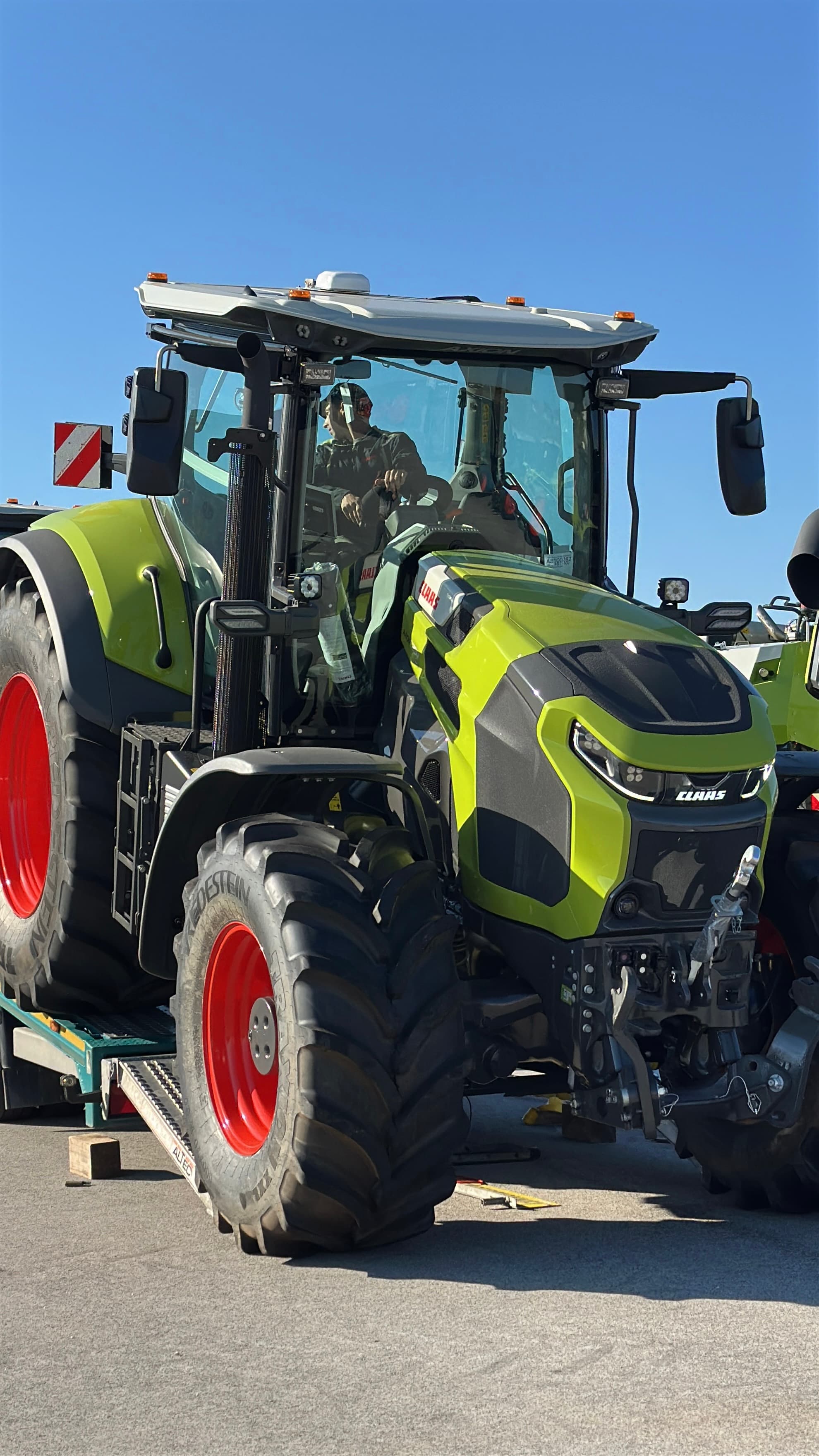 Ab jetzt bei Landtechnik Schuster, der neue CLAAS Axion 8.