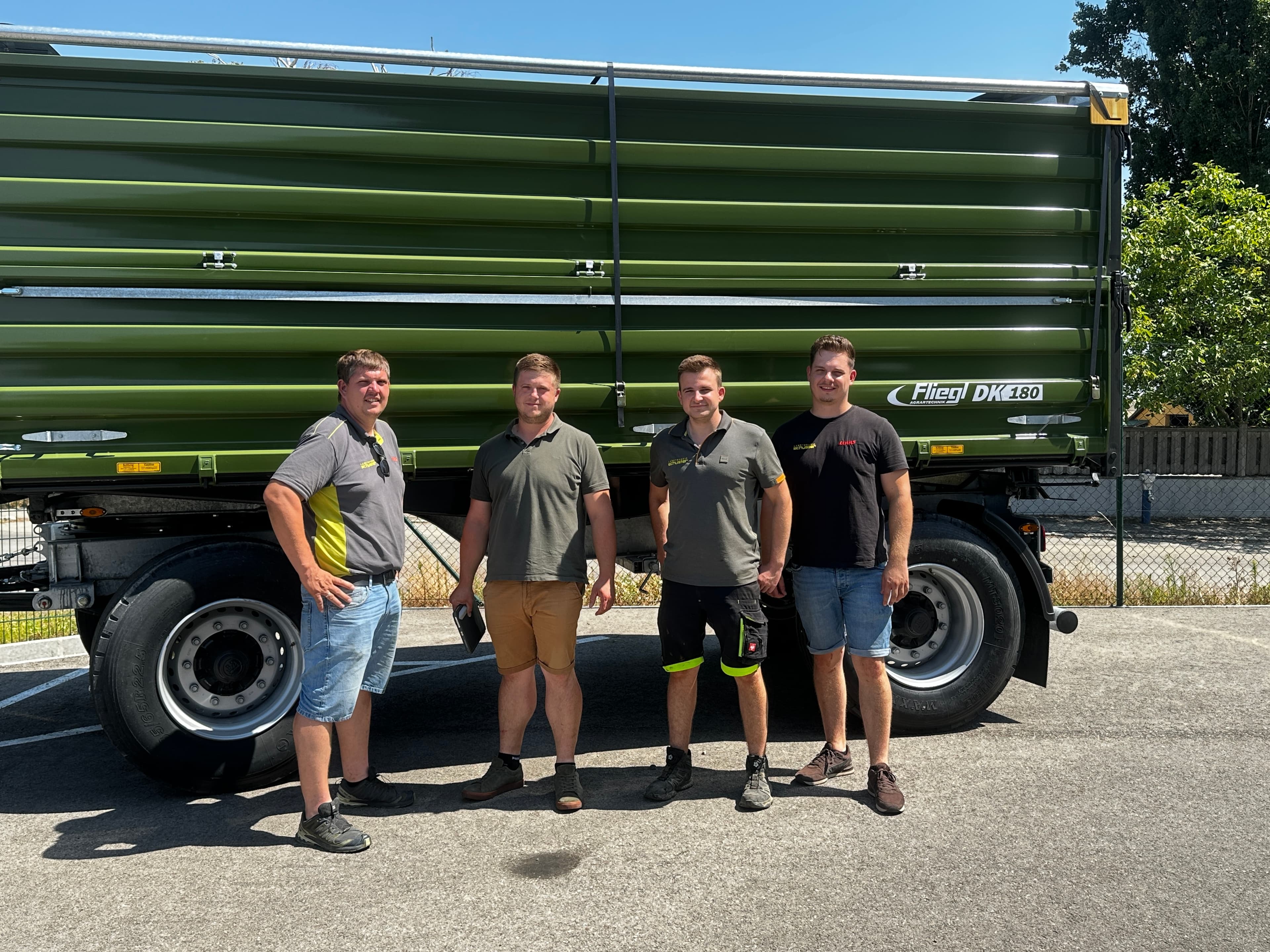 Wissen aus erster Hand. Fliegl Schulung bei Landtechnik Schuster für das Verkaufsteam.