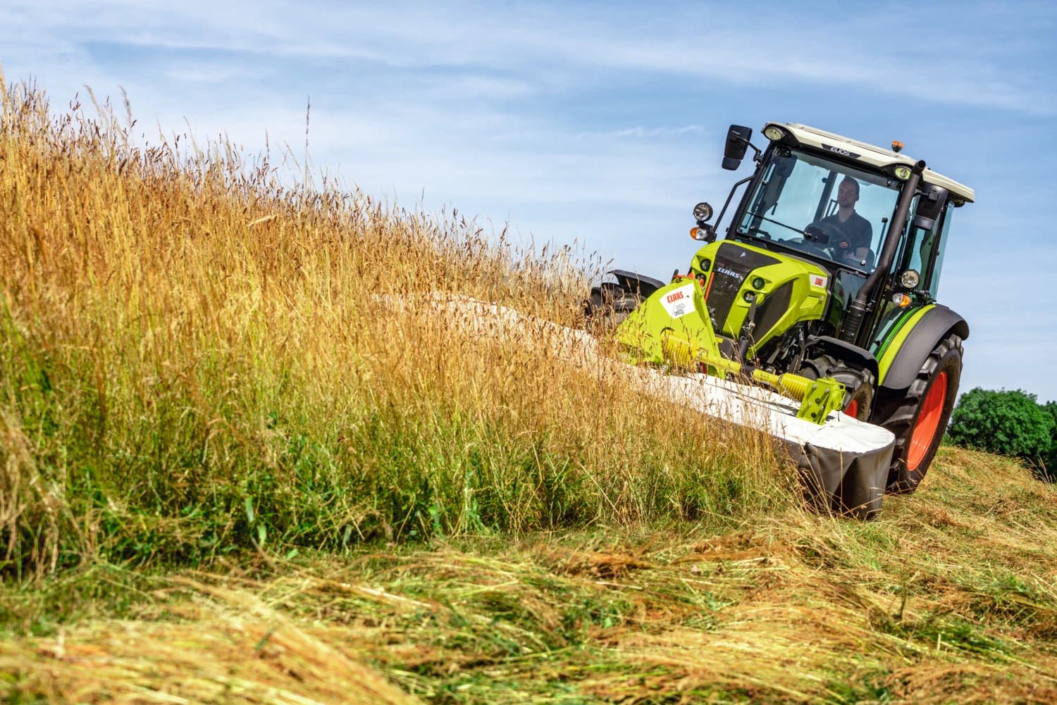 CLAAS Traktor mit Grünlandpflege auch bei Landtechnik Schuster.