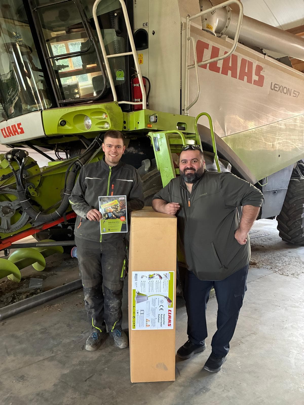Techniker entnimmt CLAAS Ersatzteil aus Lagerregal mit Laptop – CLAAS Parts Shop Aktion bei Landtechnik Schuster