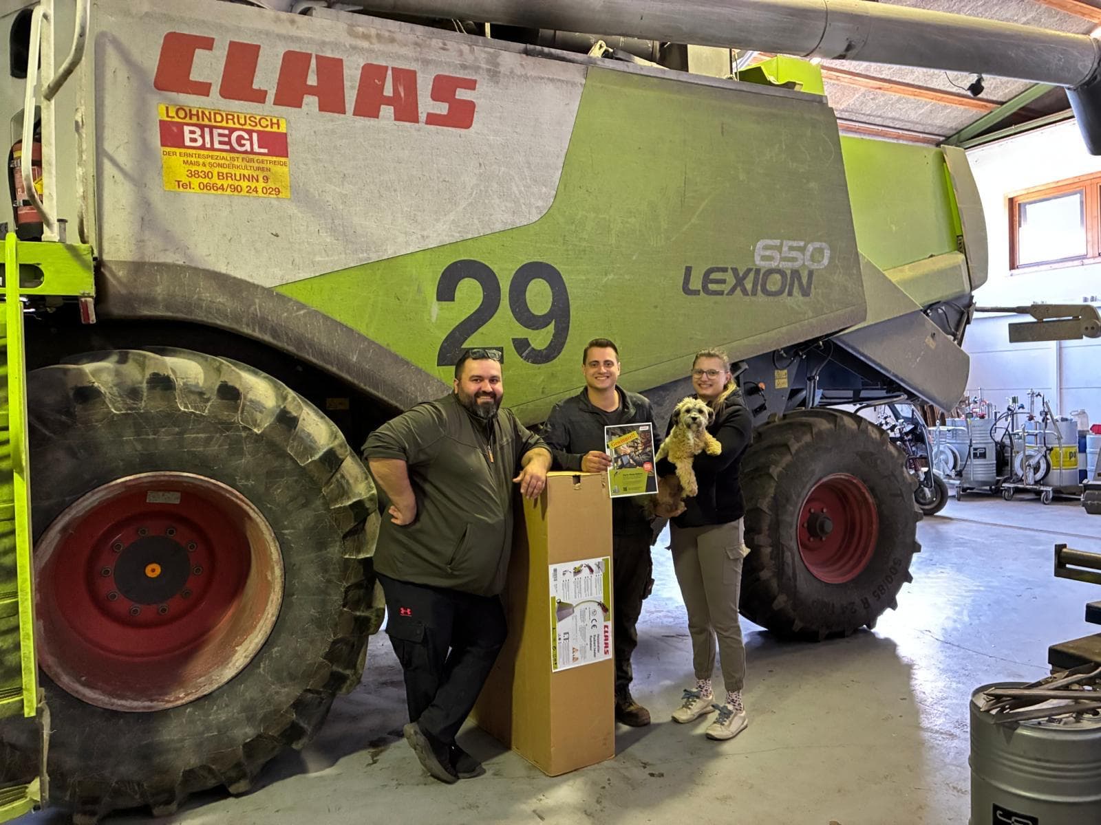 Techniker entnimmt CLAAS Ersatzteil aus Lagerregal mit Laptop – CLAAS Parts Shop Aktion bei Landtechnik Schuster