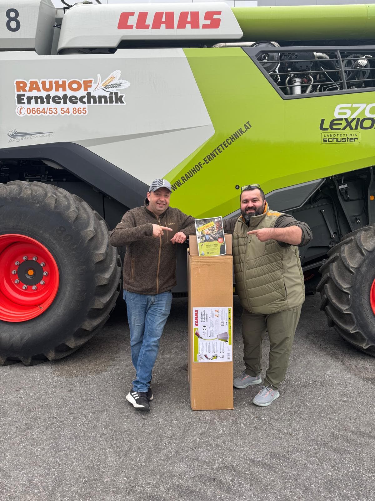 Techniker entnimmt CLAAS Ersatzteil aus Lagerregal mit Laptop – CLAAS Parts Shop Aktion bei Landtechnik Schuster