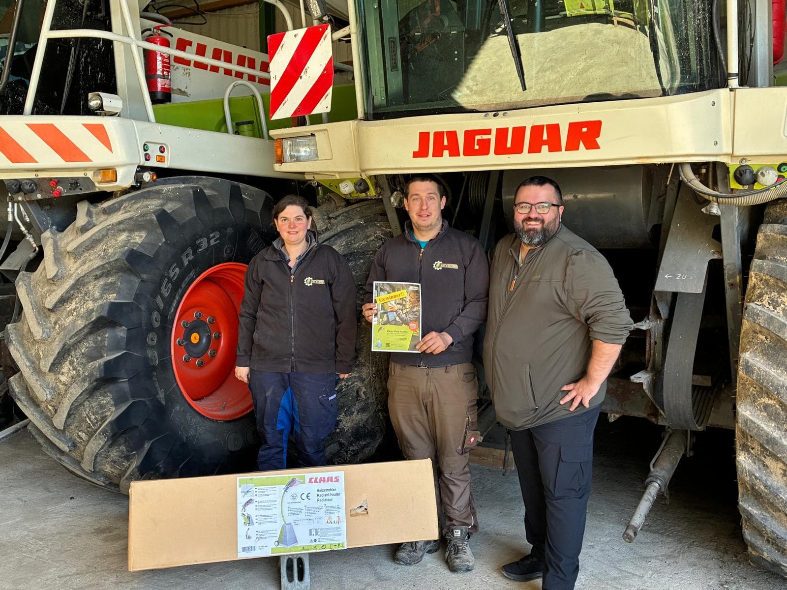 Techniker entnimmt CLAAS Ersatzteil aus Lagerregal mit Laptop – CLAAS Parts Shop Aktion bei Landtechnik Schuster, Aktionszeitraum 01.10.2025 bis 28.02.2026