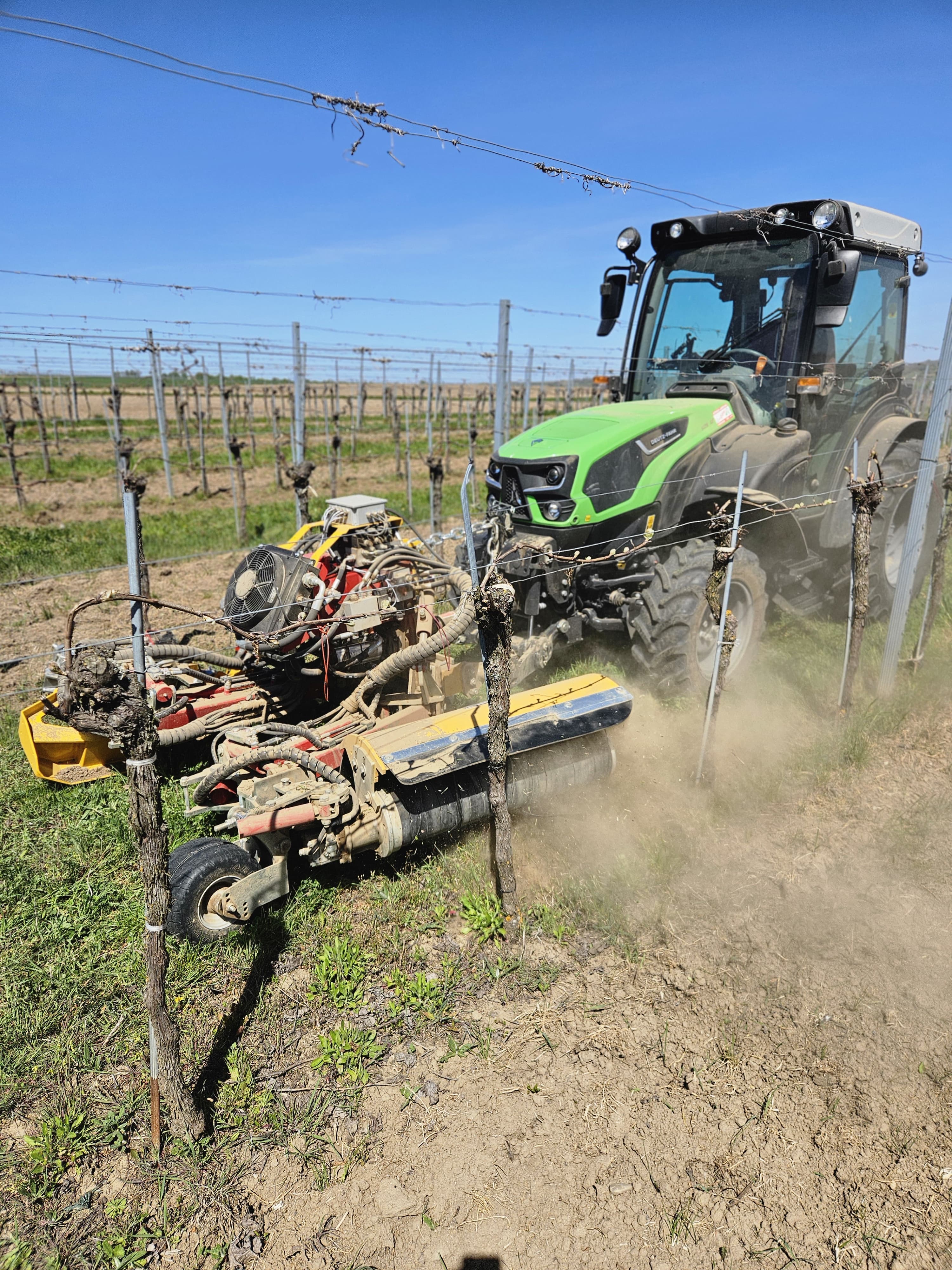 Ilmer Vorführung in Großriedenthal: Traktor mit Ilmer Geräteträger Vario Front, Krümler und Fadenmäher im Einsatz bei strahlendem Wetter