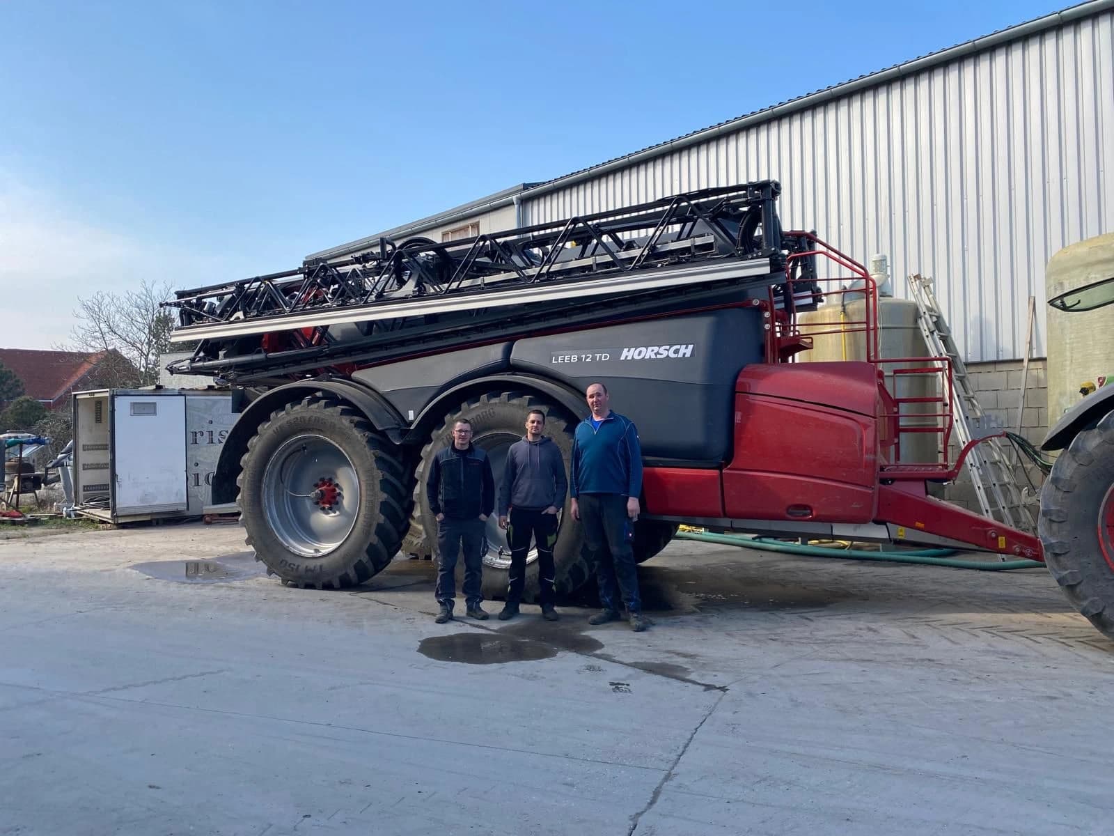 Landtechnik Schuster Techniker Martin Körbl und Roman Kruspel bei Kunde Lukas Scheiblhofer im Burgenland bei der Einstellung und Einweisung der neuen HORSCH Leeb 12 TD, gezogene Tandemspritze geprüft, eingestellt und startklar für den Einsatz.