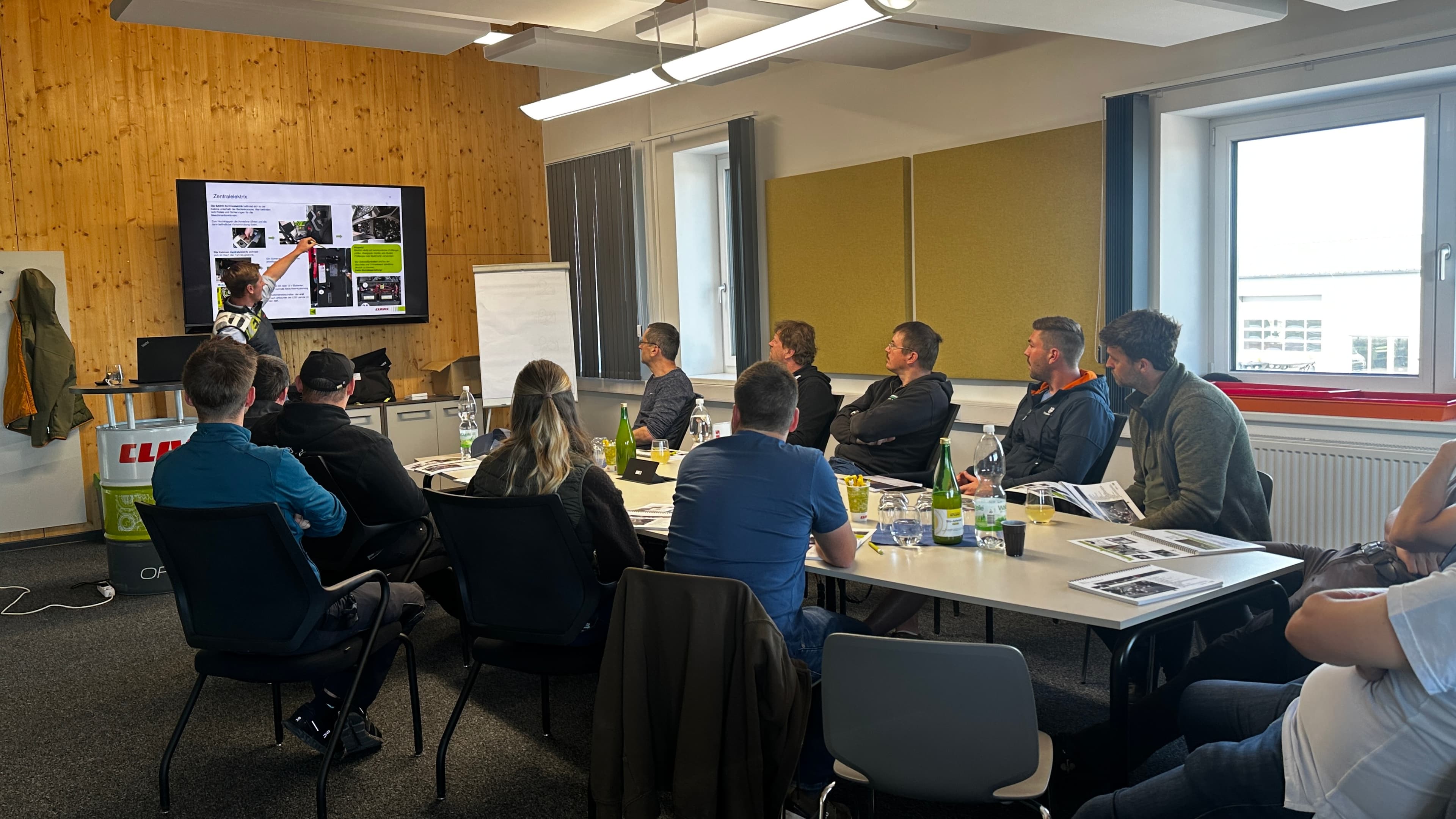 Mähdrescher-Fahrerschulung bei Landtechnik Schuster in Grund: Rund 20 Teilnehmer bei der Theorieeinheit zur CLAAS TRION und CLAAS LEXION Schulung.
