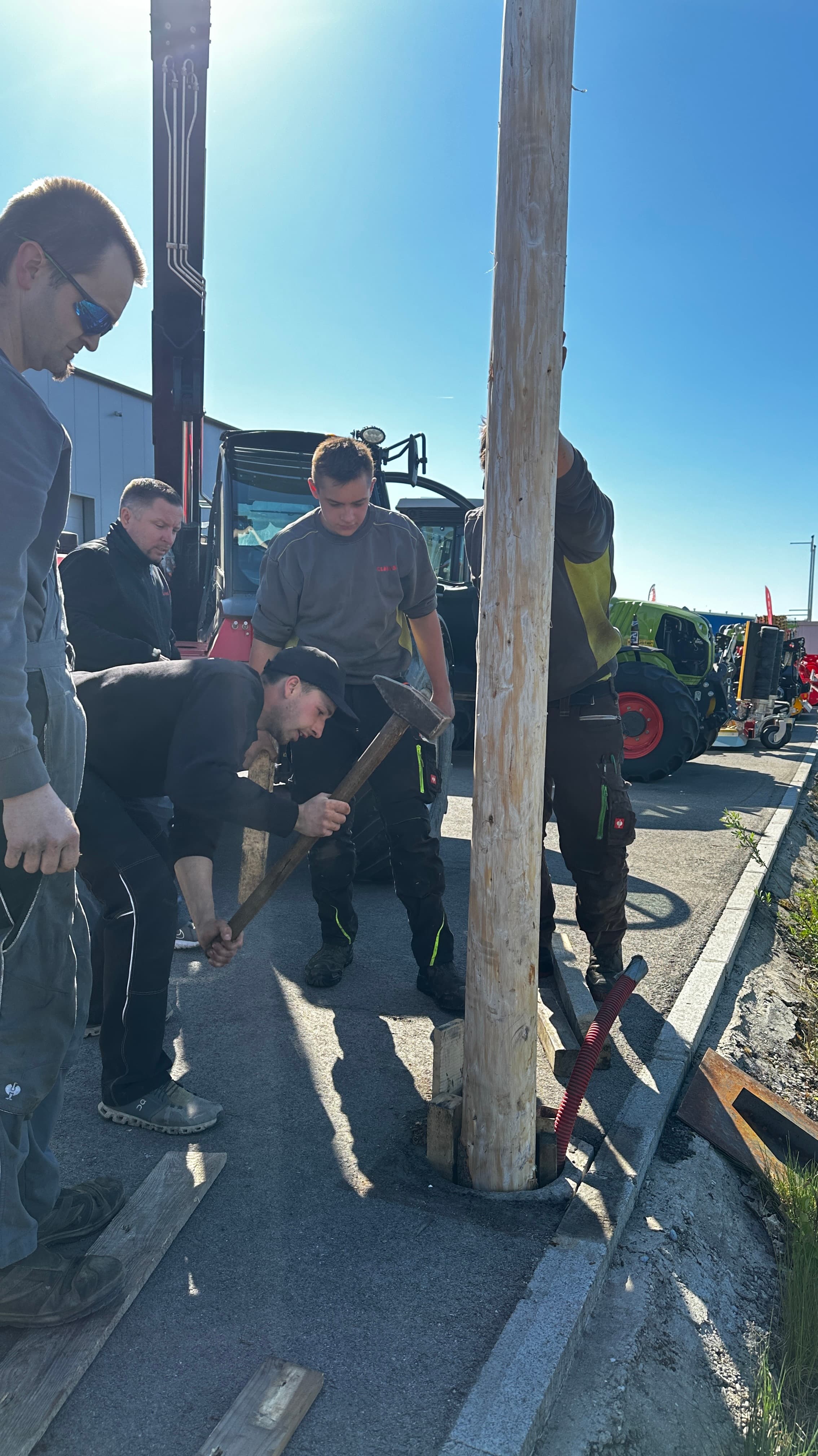 Maibaum aufstellen bei Landtechnik Schuster der letzter Feinschliff