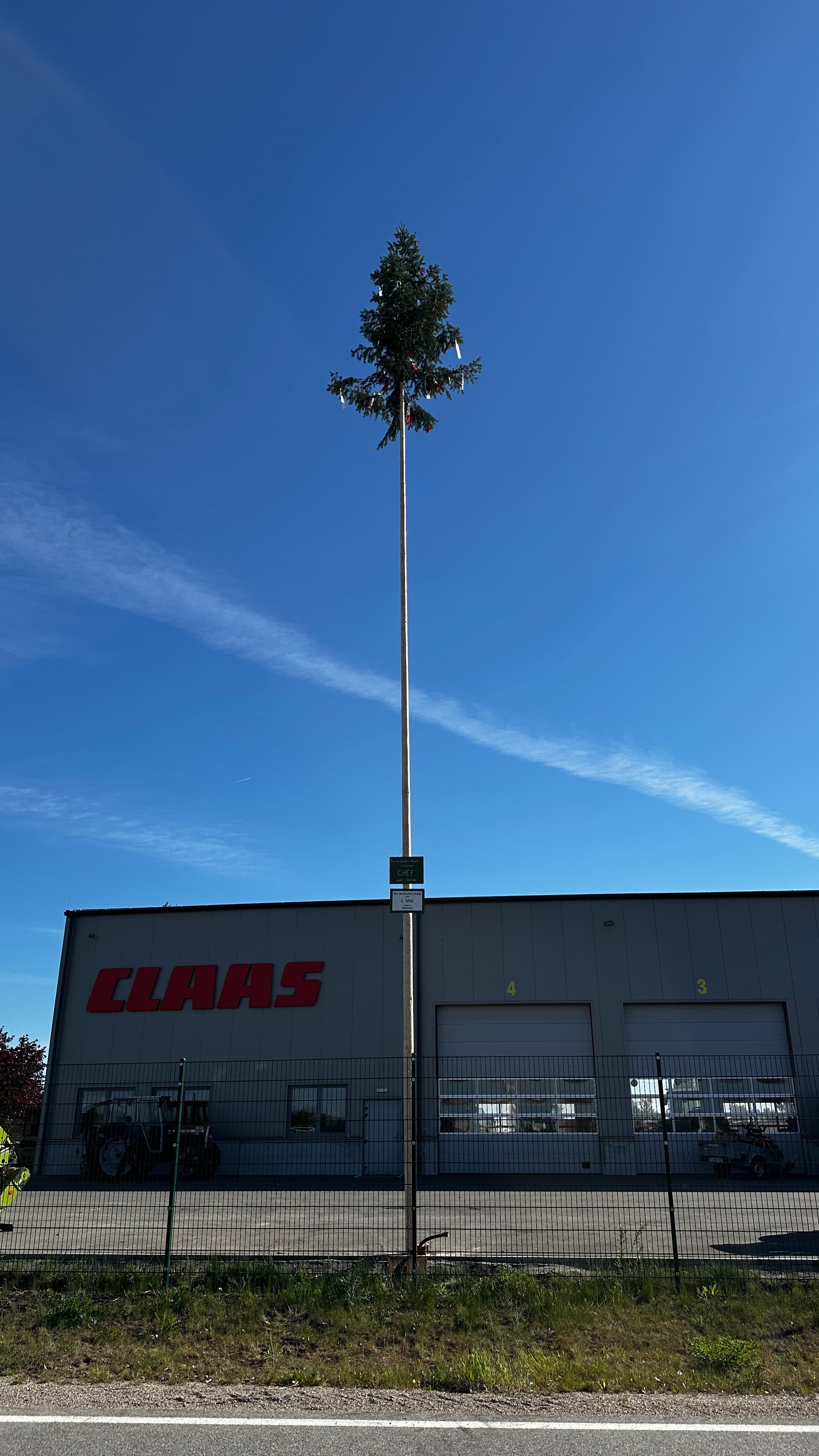 Maibaum aufstellen bei Landtechnik Schuster