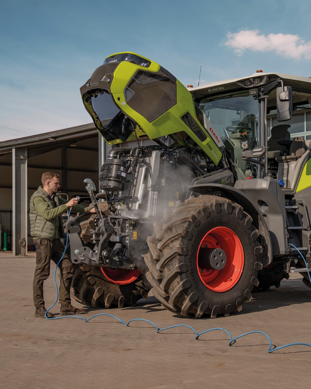 Der neue CLAAS Axion 8, ein Multi-Talent schlecht hin bei Landtechnik Schuster.