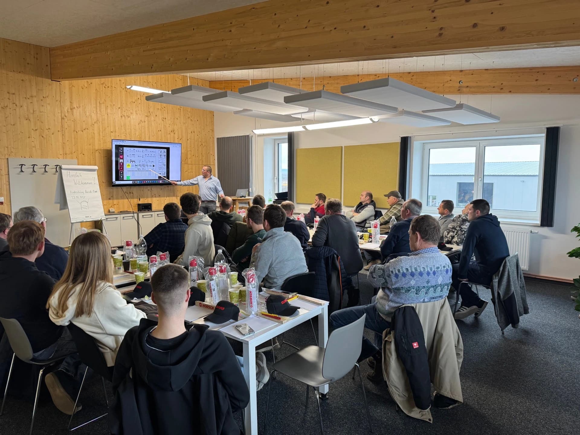 Schuster Acadamy- wir bilden unsere Techniker sowie unsere Kunden stetig weiter, bei Landtechnik Schuster. 