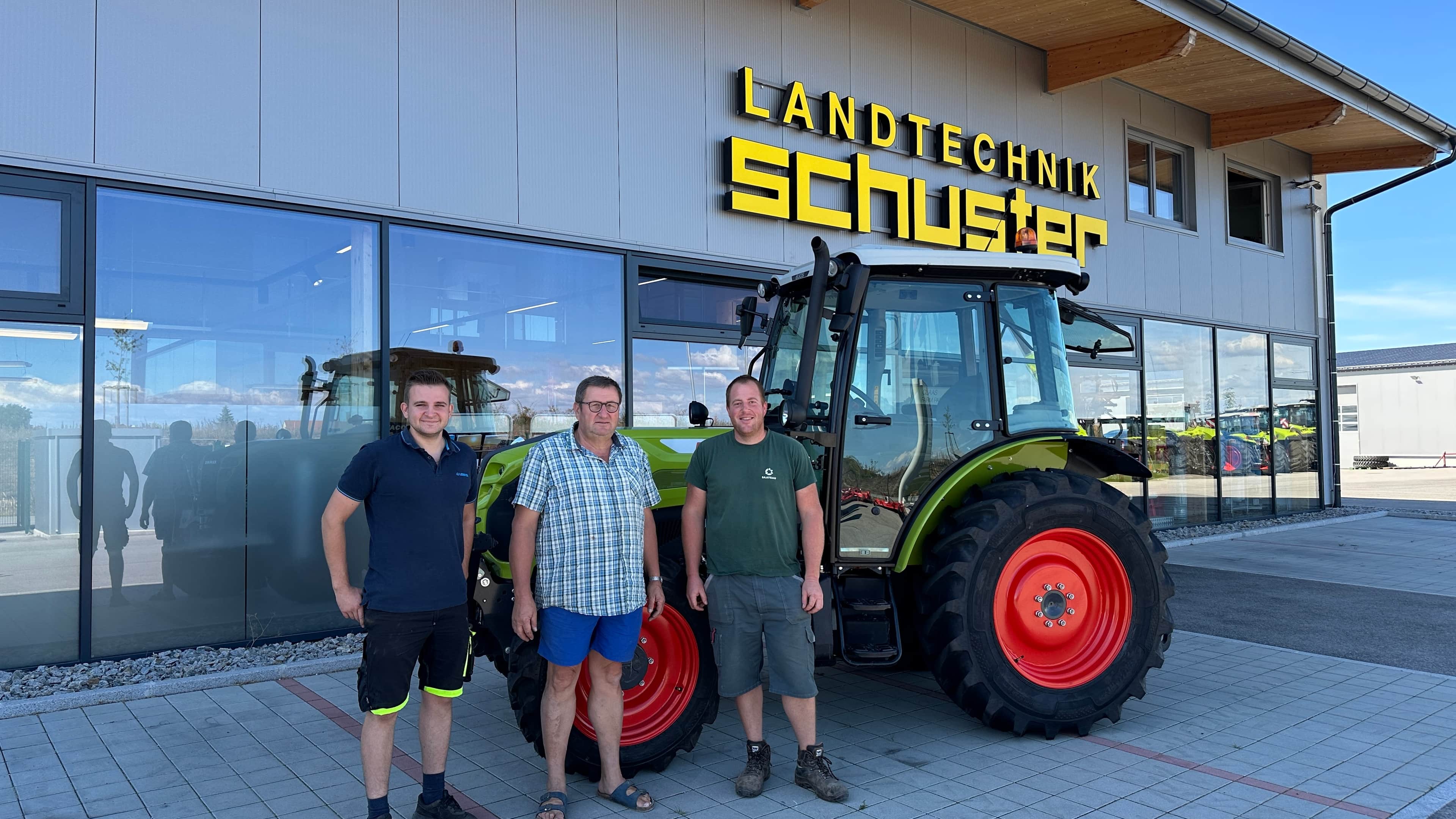 Persönliche Übergabe an Familie Schneider, mit unserem Mitarbeiter Johannes Kopp und den Kunden Karl und Bernhard Schneider.