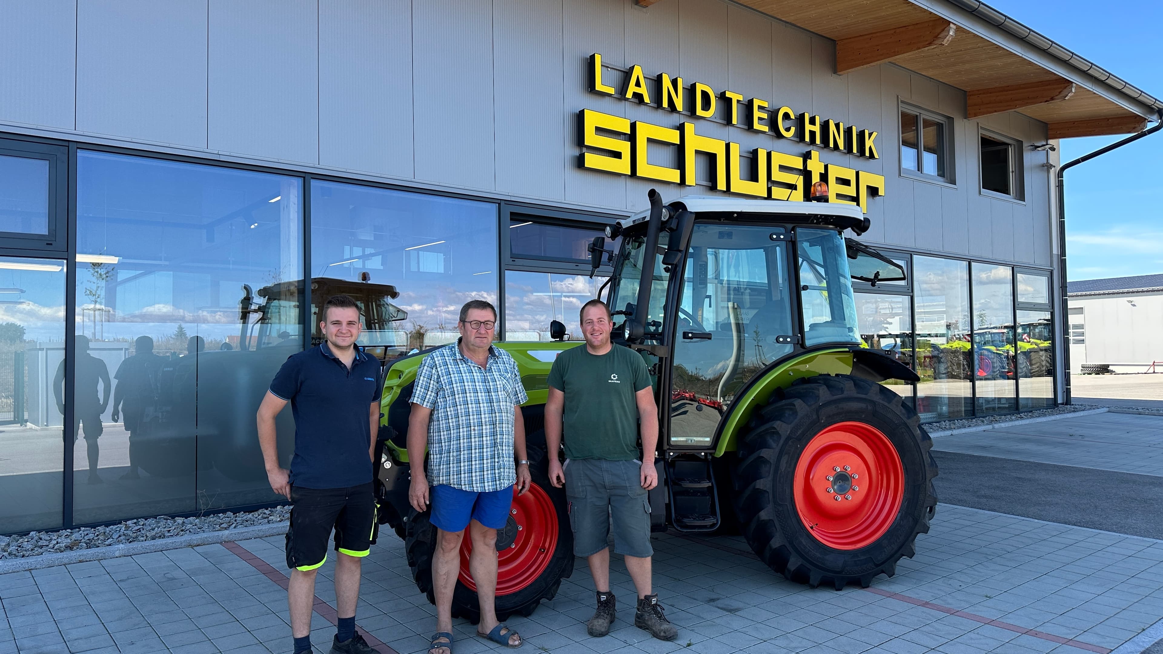 Persönliche Übergabe an Familie Schneider, mit unserem Mitarbeiter Johannes Kopp und den Kunden Karl und Bernhard Schneider.