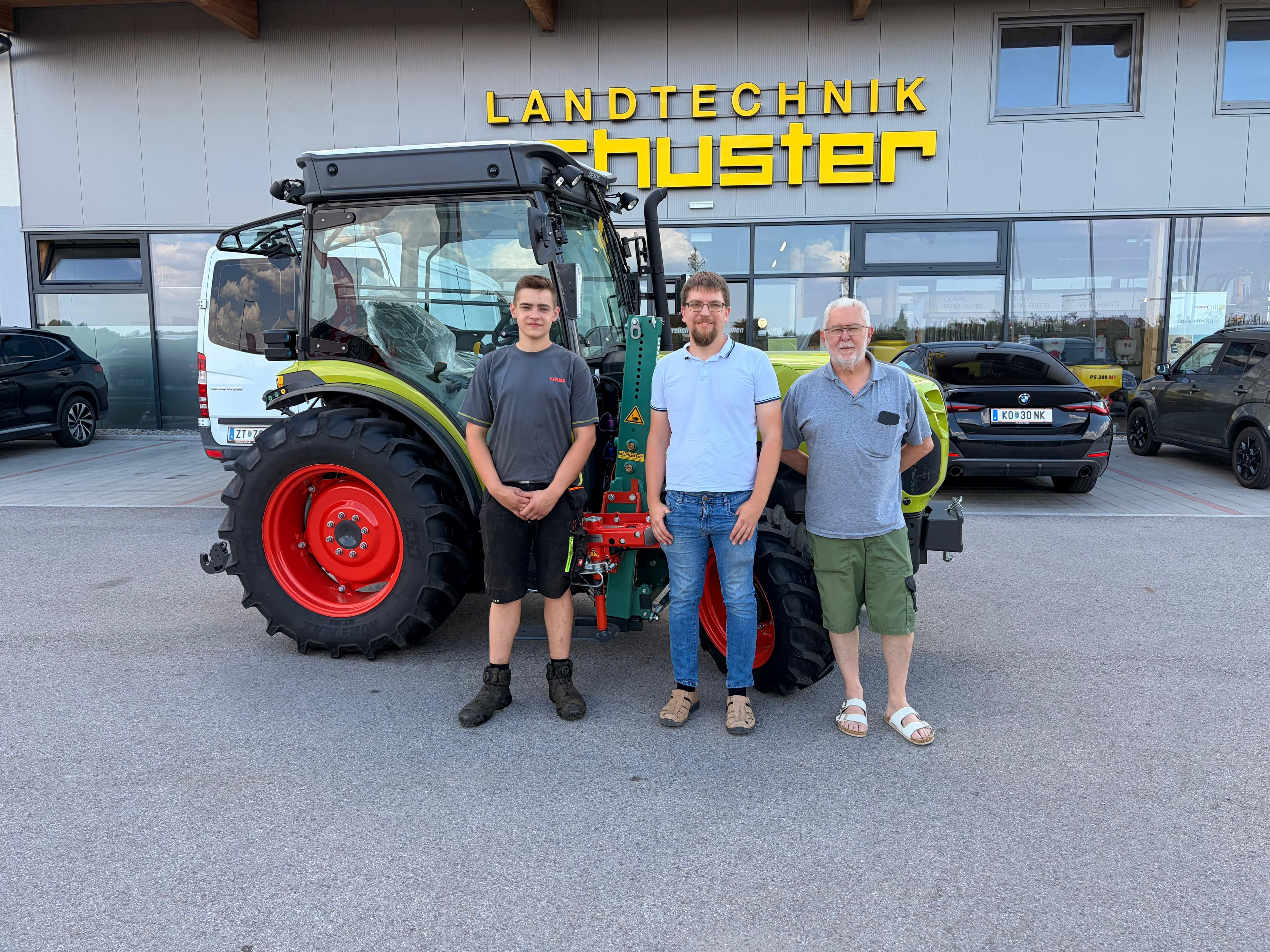 persönliche Übergabe bei Landtechnik Schuster an Familie Ecker aus Pfaffendorf,