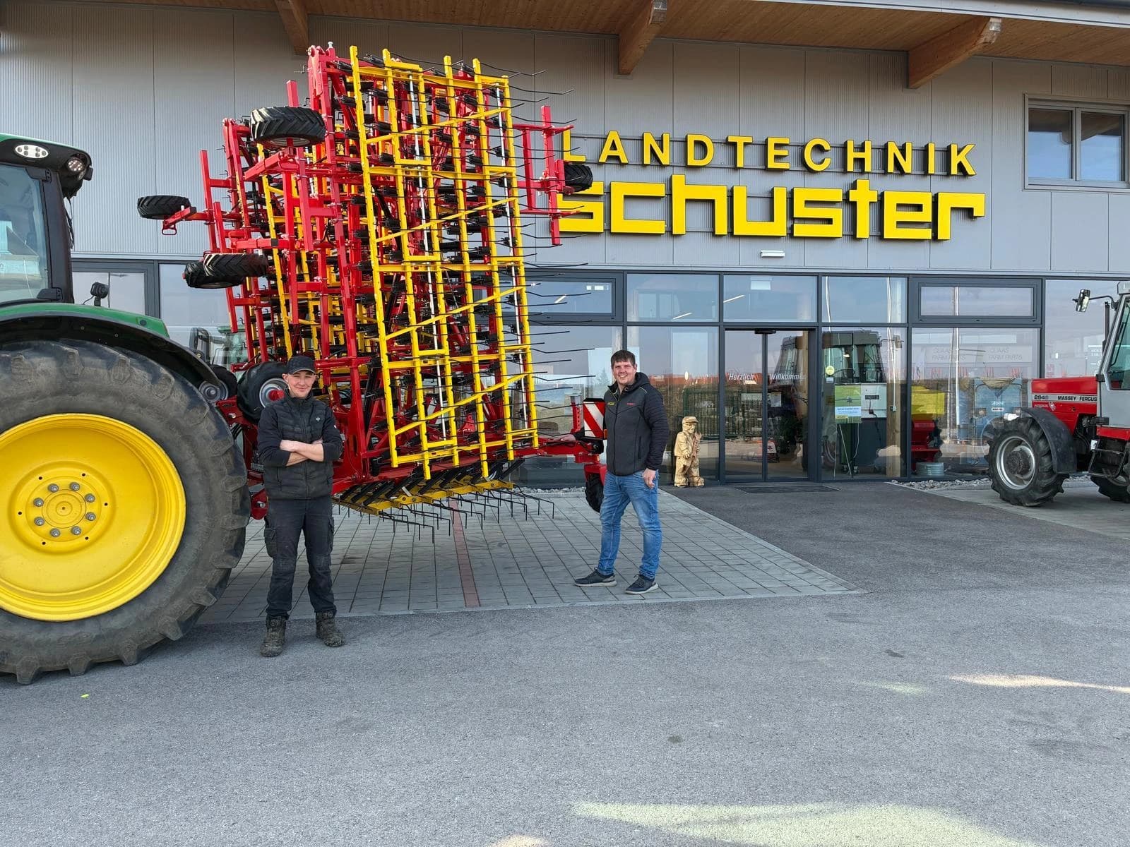 Erfolgreiche Übergabe bei Landtechnik Schuster an Familie Hellerschmid. Herzlich Dank für das Vertrauen und viel Freude mit ihren Erfolgreiche Übergabe bei Landtechnik Schuster an xxx. Herzlich Dank für das Vertrauen und viel Freude mit ihrer APV Vario Striegel 1200!!