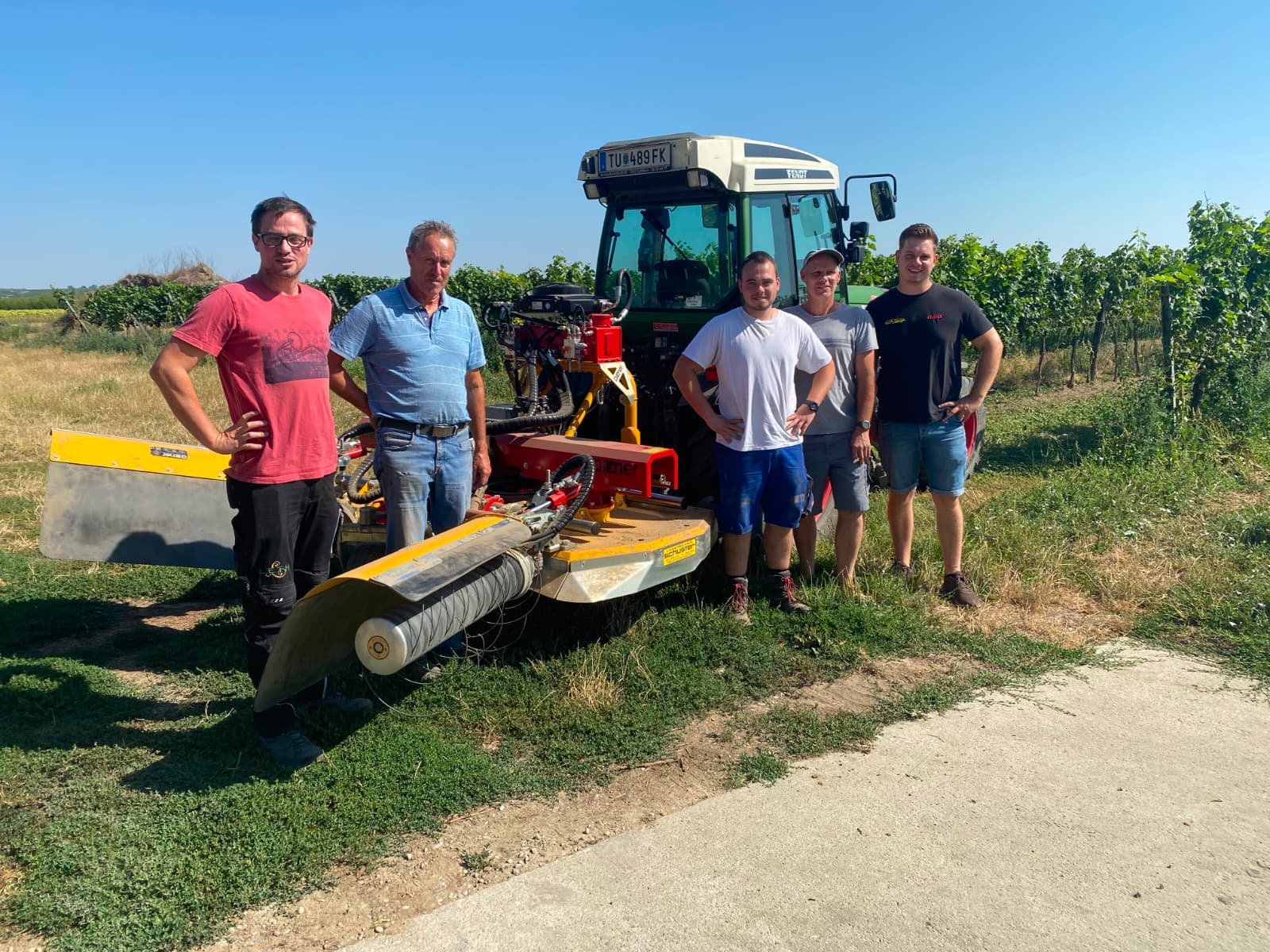 Das Weingut Leth bekam einen neuen Ilmer Sichelmulcher, der direkt im Einsatz war.