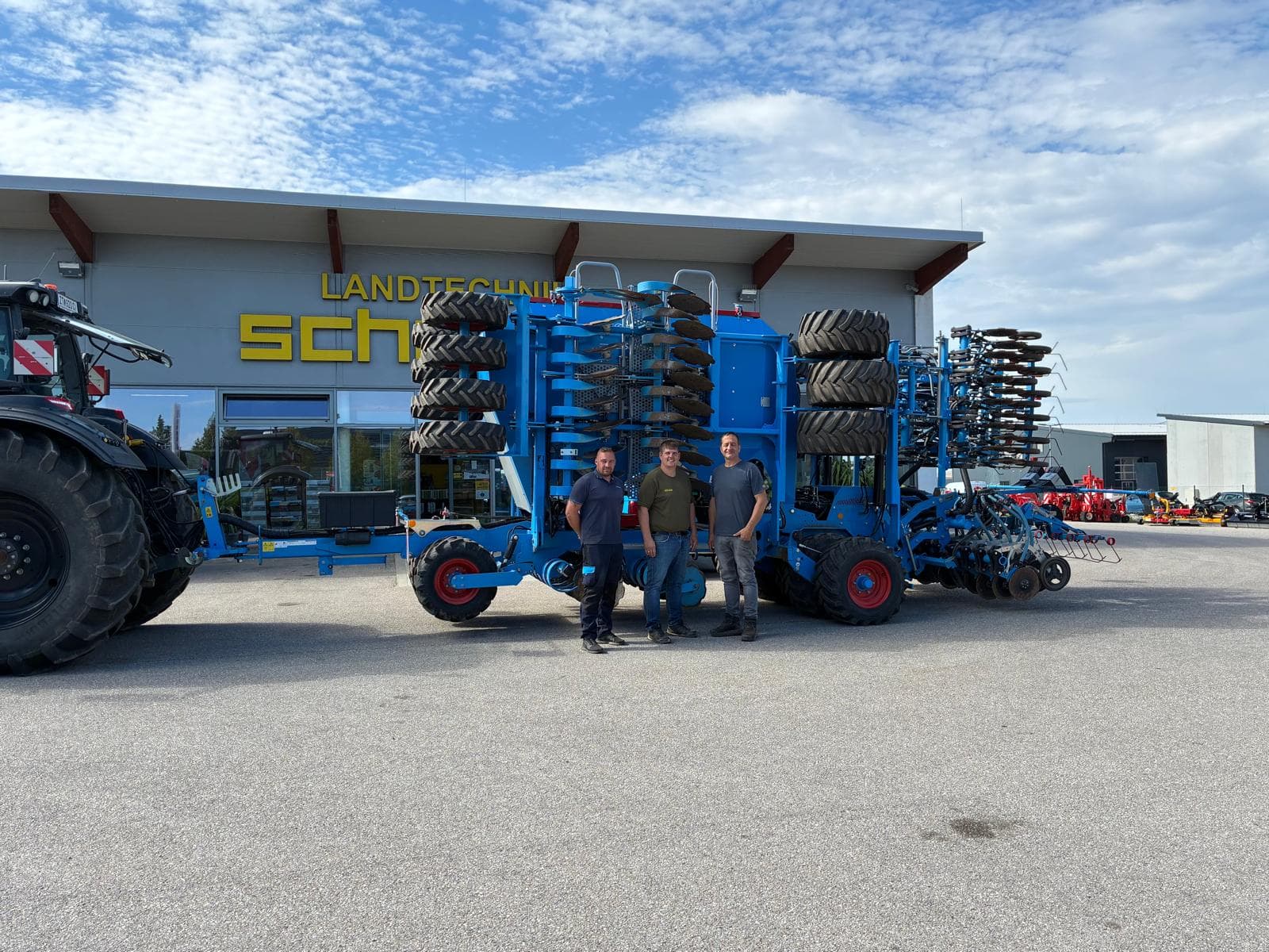 Persönliche Übergabe bei Landtechnik Schuster an Rainer Deutsch, er bekam eine Lemken Solitair DT 600