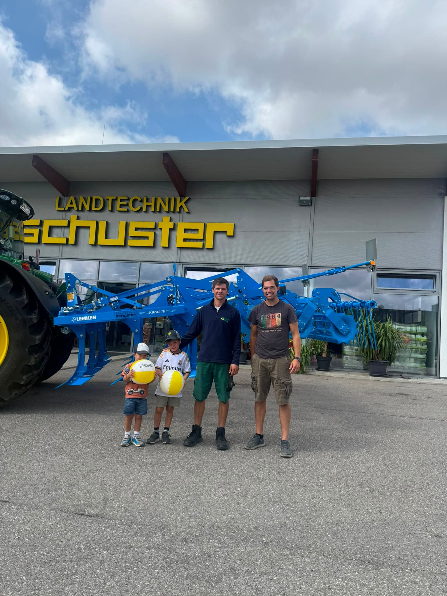 Martin Müller setzt in Zukunft auf die LEMKEN Karat 10/400, übergeben von Landtechnik Schuster.