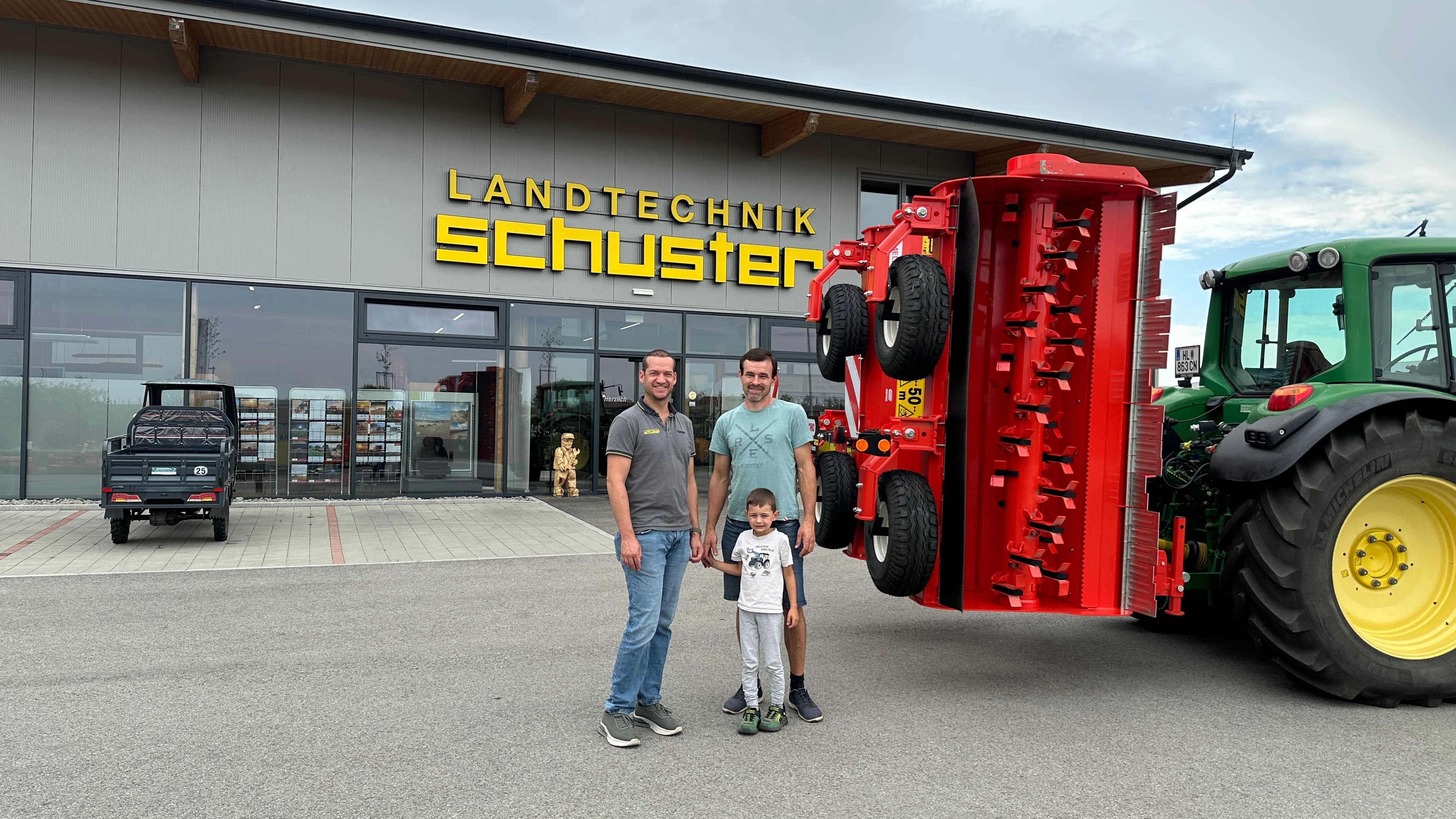 Peter Oster setzt in Zukunft auf die Maschio Gemella übergeben von Landtechnik Schuster.