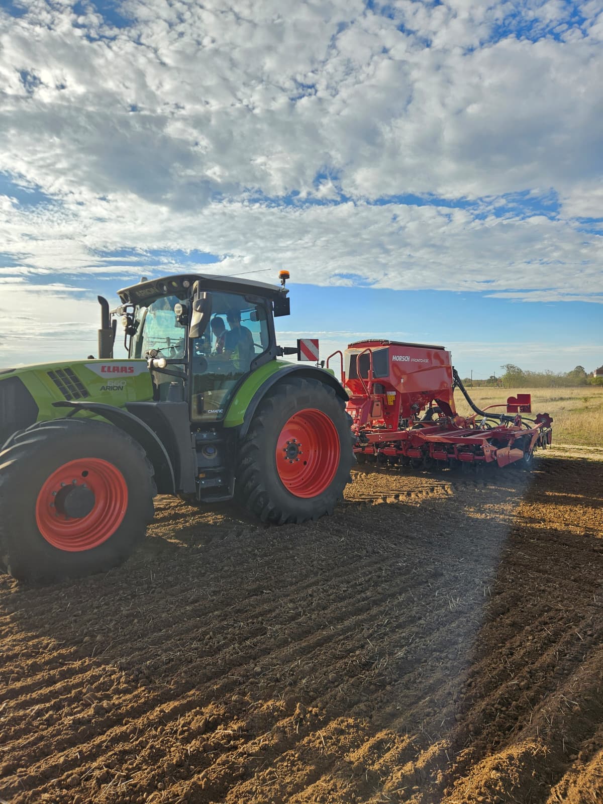 Andreas Wind bekam seine neue Horsch Pronto 4 DC übergeben von Landtechnik Schuster.