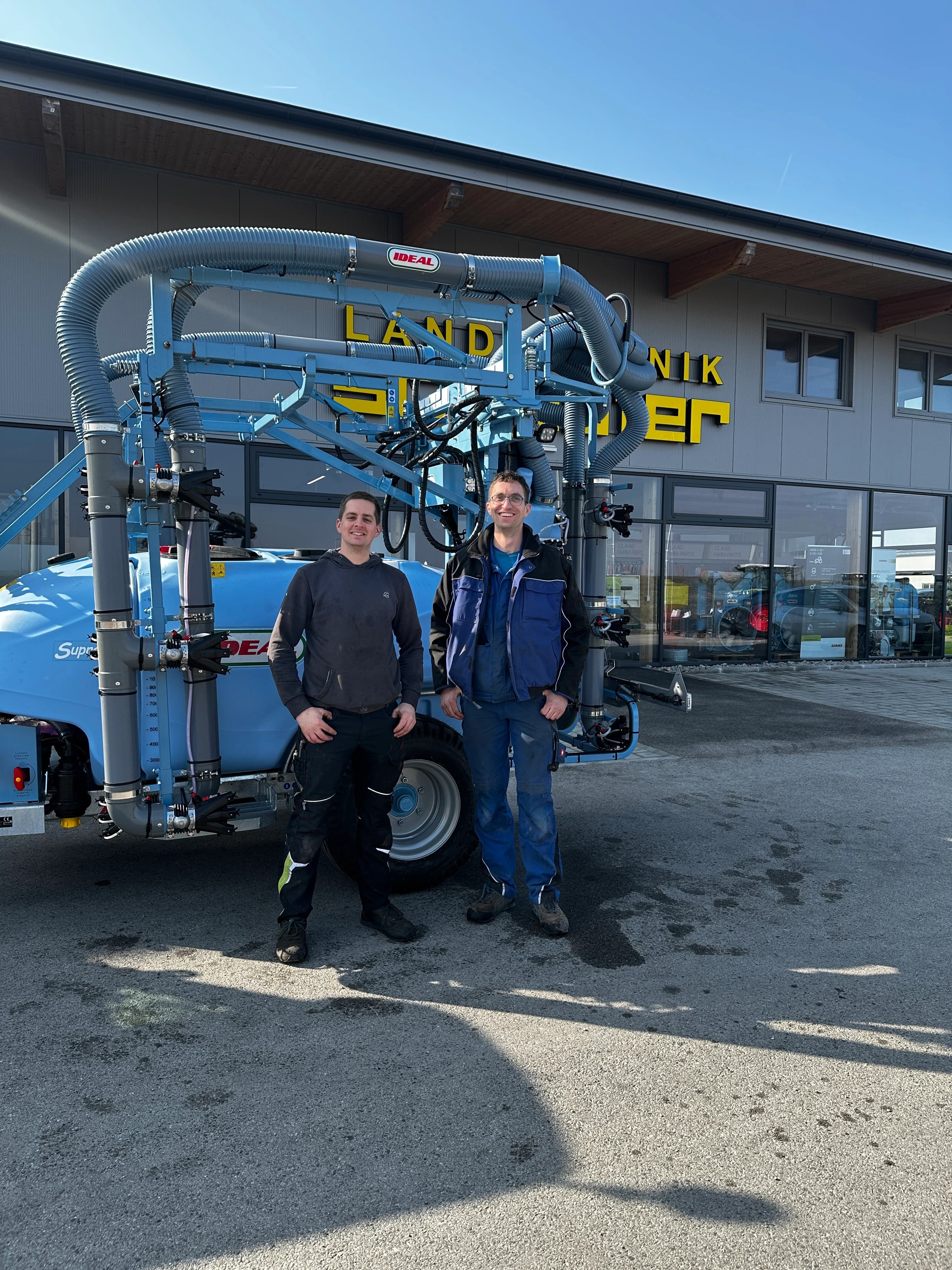 Erfolgreiche Übergabe bei Landtechnik Schuster an Familie Schneider. Herzlich Dank für das Vertrauen und viel Freude mit ihrer IDEAL Supra!