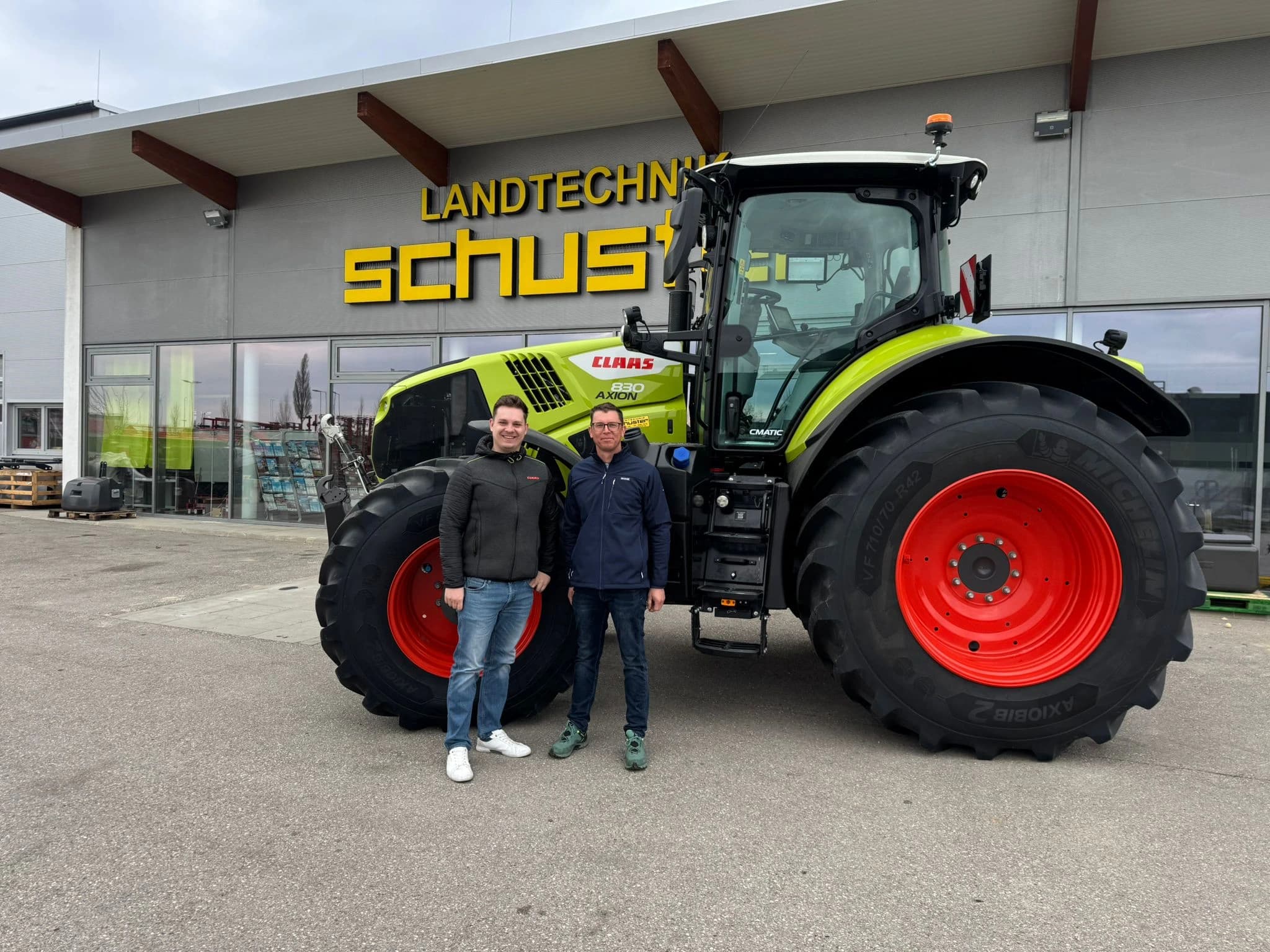 Landtechnik Schuster Verkäufer Alexander Wind übergibt Stefan Maisser seinen neuen CLAAS ARION 830, ein leistungsstarker Traktor für den professionellen Ackerbau