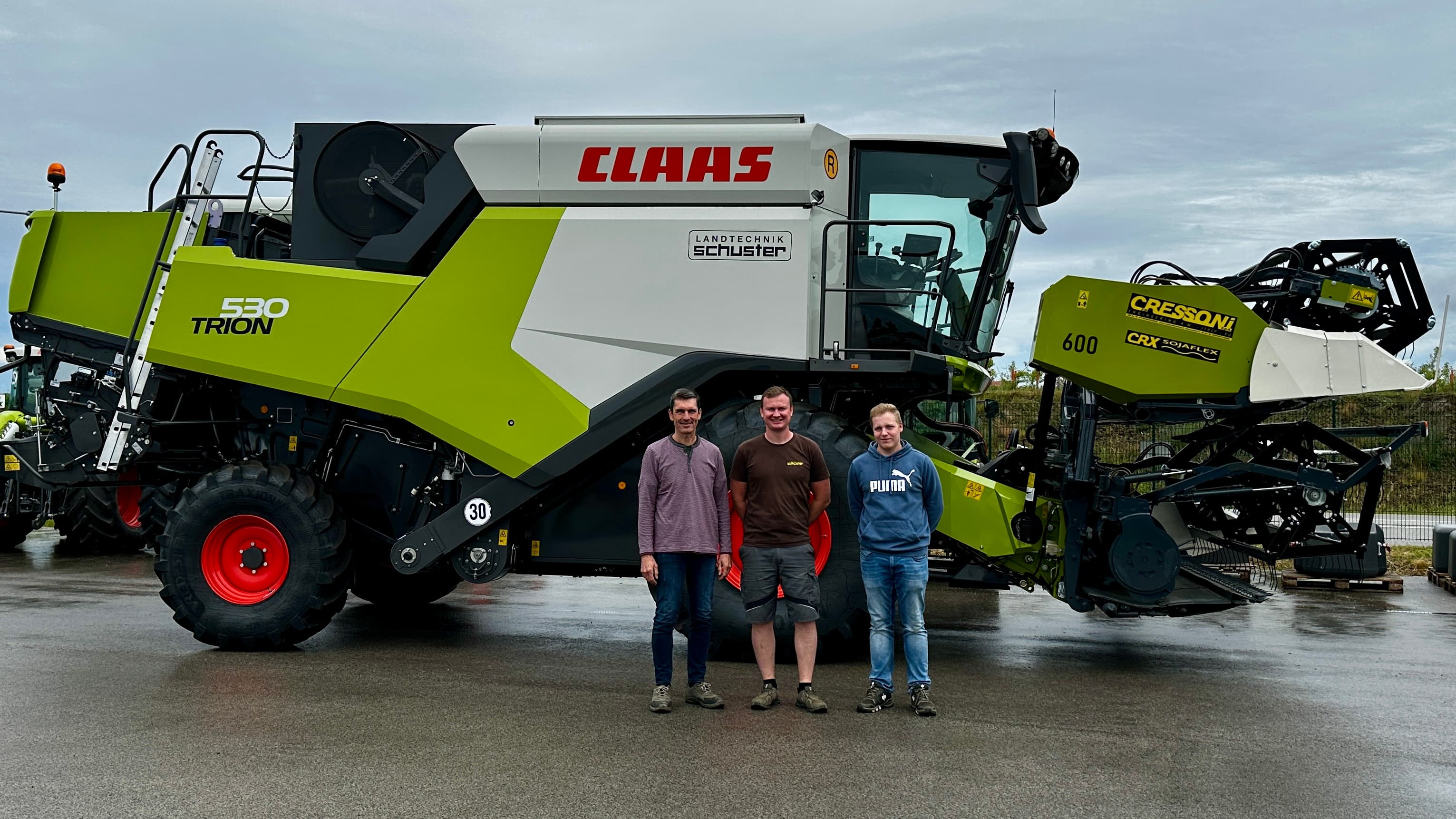 Persönliche Übergabe bei Landtechnik Schuster- Familie Bambinger holt dich deren neuen CLAAS Trion 530 ab.