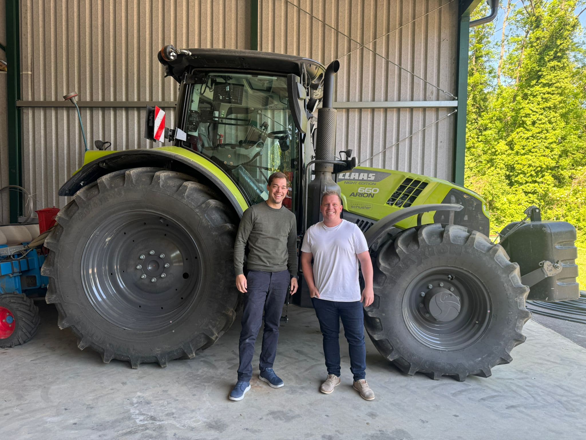 Persönliche Übergabe ans Weingut und Top Heuriger Rieder aus Kleinhadersdorf. Sie haben ihre CLAAS Arion 660 Night Edition bekommen
