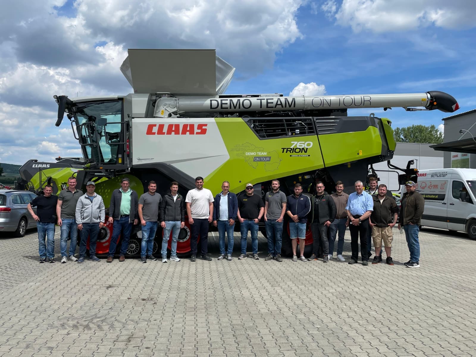 Landtechnik Schuster CLAAS CEMOS Schulung 2026, 17 Kunden vor dem CLAAS Mähdrescher bei CLAAS in Spillern