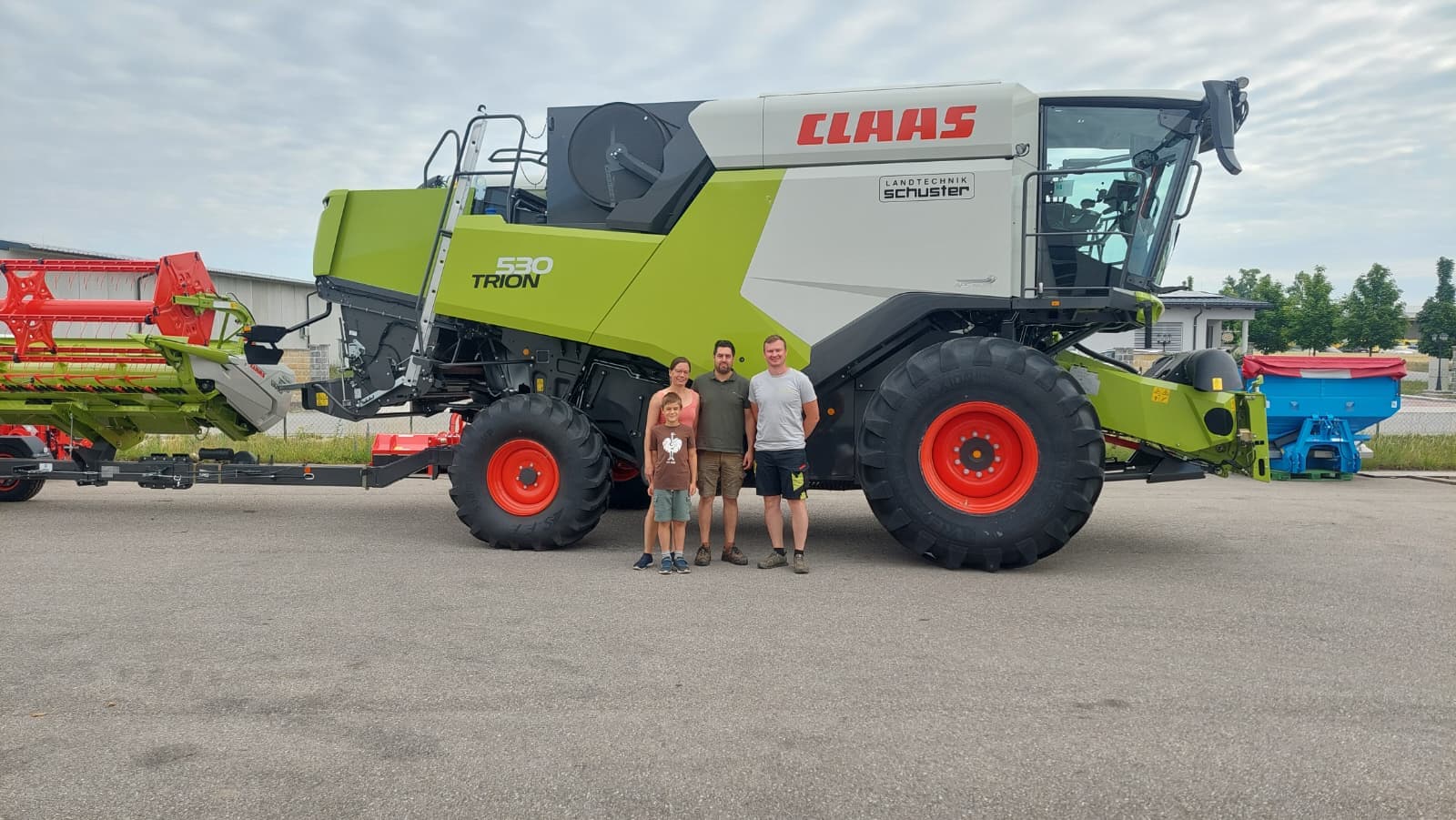 Persönliche Übergabe von Bernhard Labner an Familie Pribitzer bei Landtechnik Schuster. Wir wünschen viel Freude und Erfolg bei der Ernte.