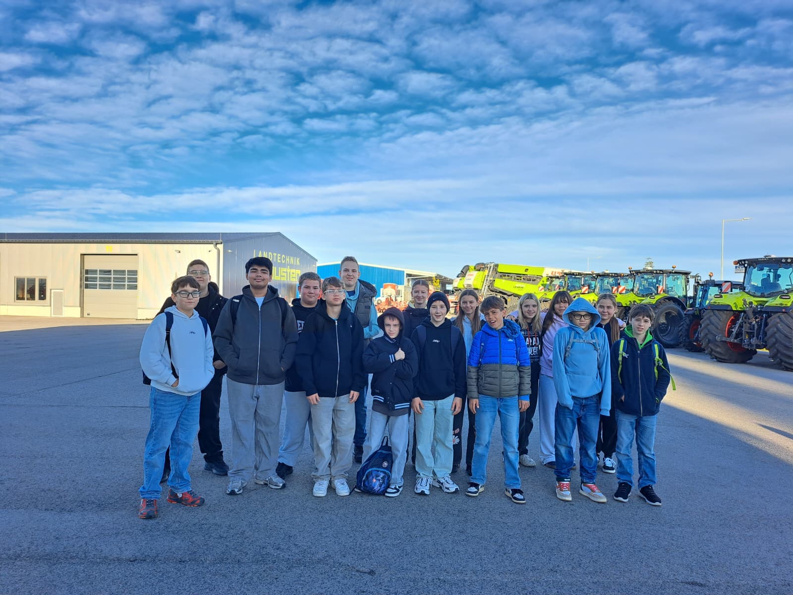 Spannende Betriebsführung für die zwei dritten Klassen der NMS Wullersdorf bei Landtechnik Schuster.