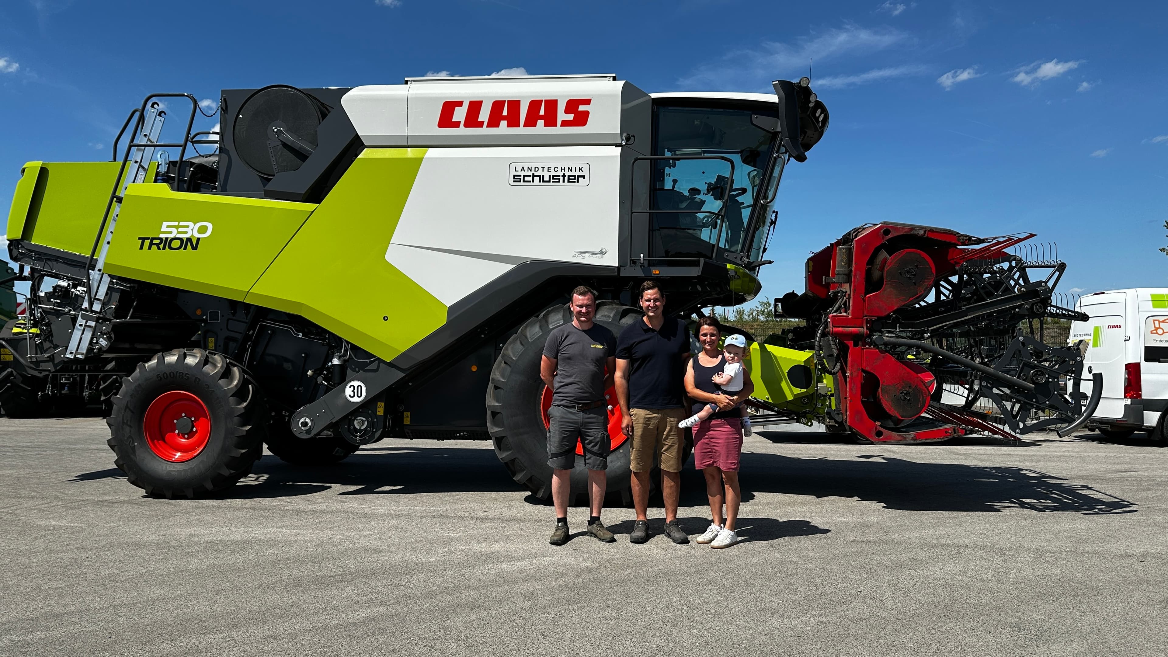 persönliche Übergabe bei Landtechnik Schuster. Familie Greill holt sich ihren neuen CLAAS TRION 530 ab.