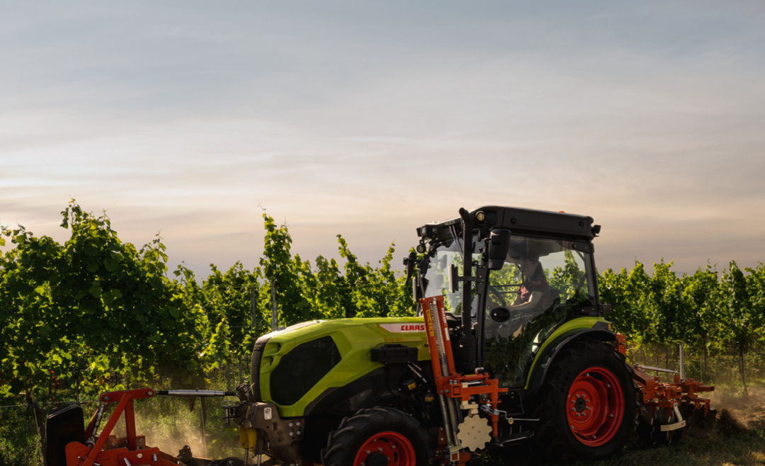 der neue stufenlose CLAAS Nexos CMATIC bei der Weingartenarbeit